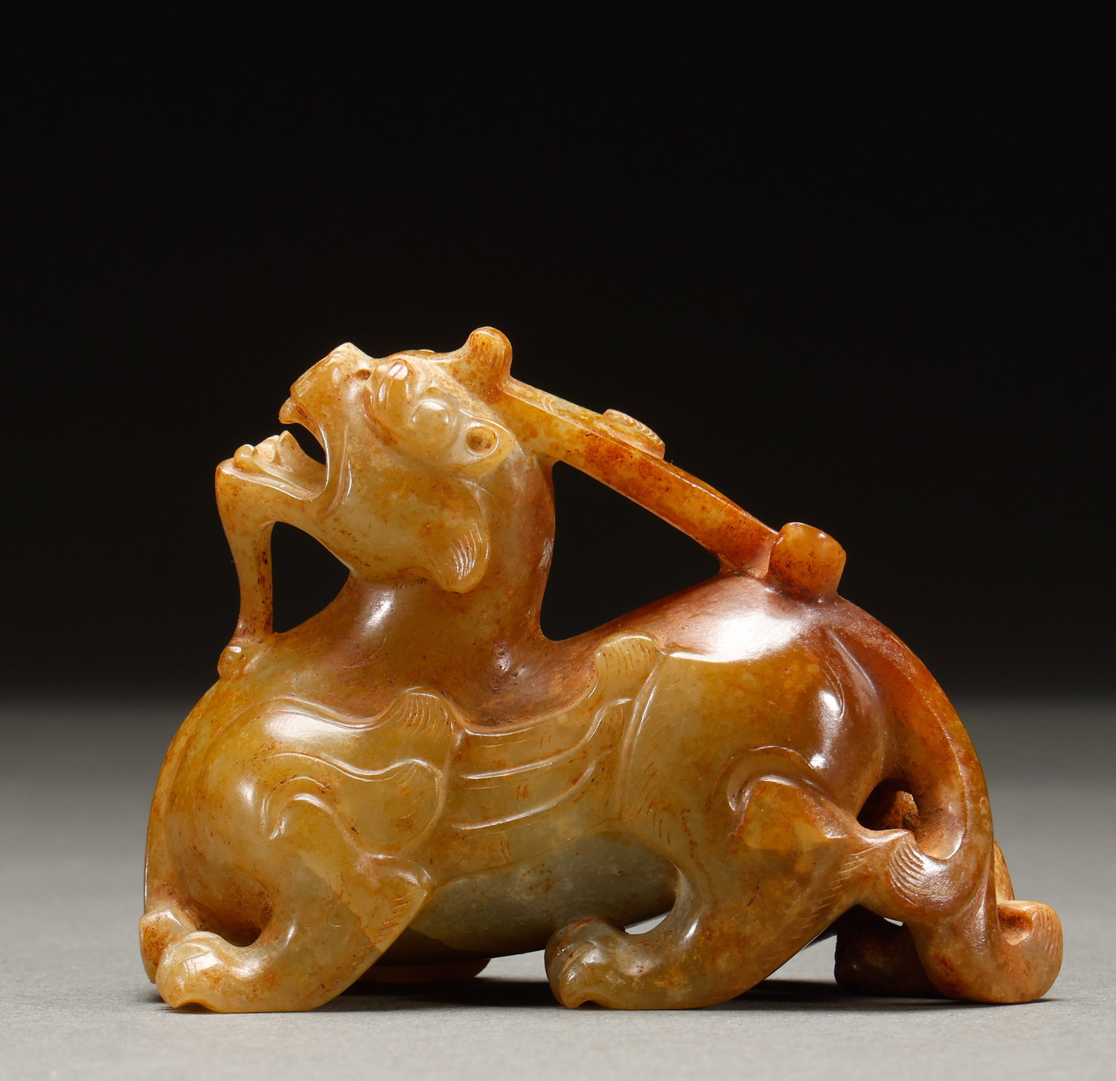 Hotan Yurui Beast before the Ming Dynasty: Height: 6.5cm, Width: 8.5cm, Weight: 199g