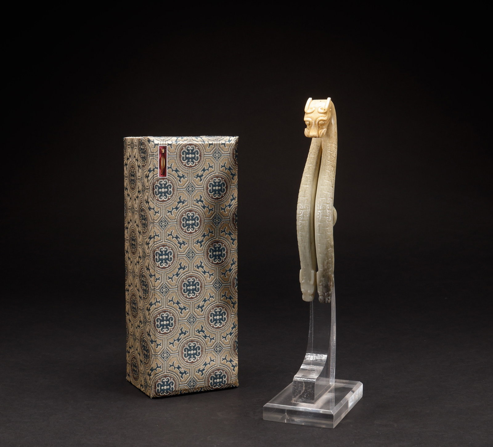 Hotan Jade Belt Hook before the Ming Dynasty: Height: 16.5cm, Width: 3cm, Weight: 138g
