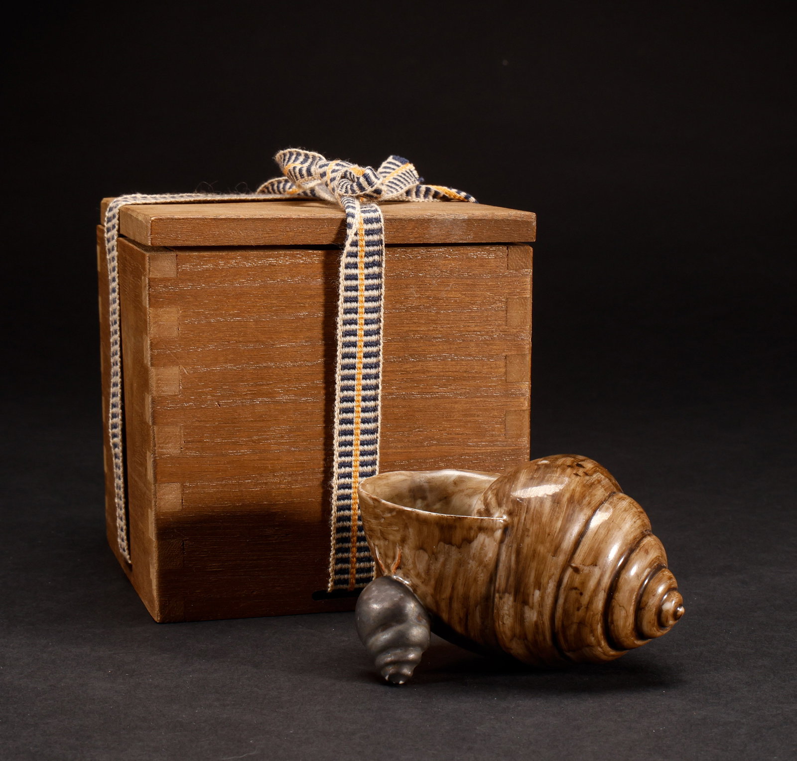 Biomimetic porcelain conch from the Qing Dynasty: Height: 6.5cm, Width: 9.5cm, Weight: 130g