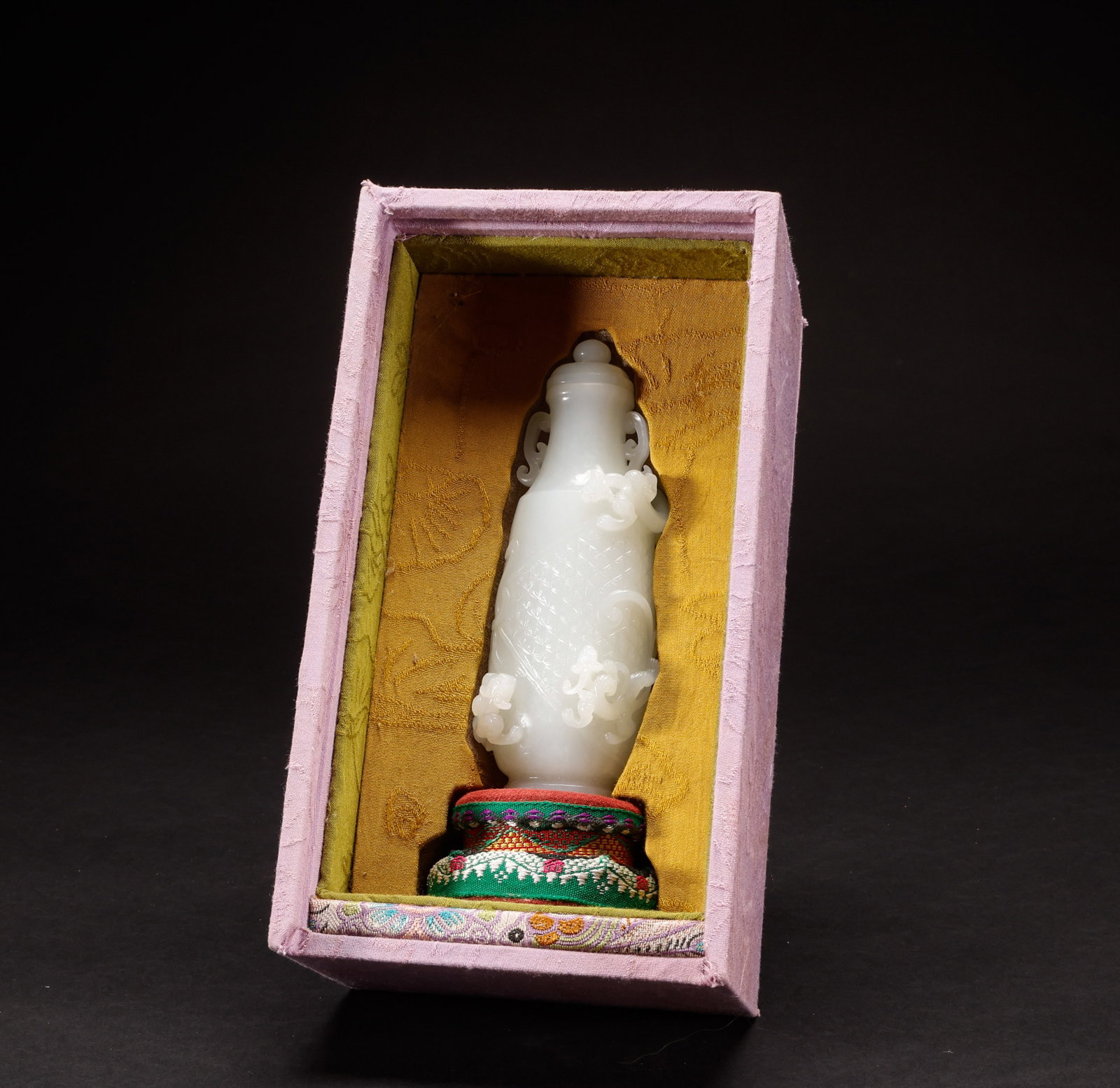 Hetian Jade Bottle of the Qing Dynasty: Height: 14.5cm, Width: 5.5cm, Weight: 269g