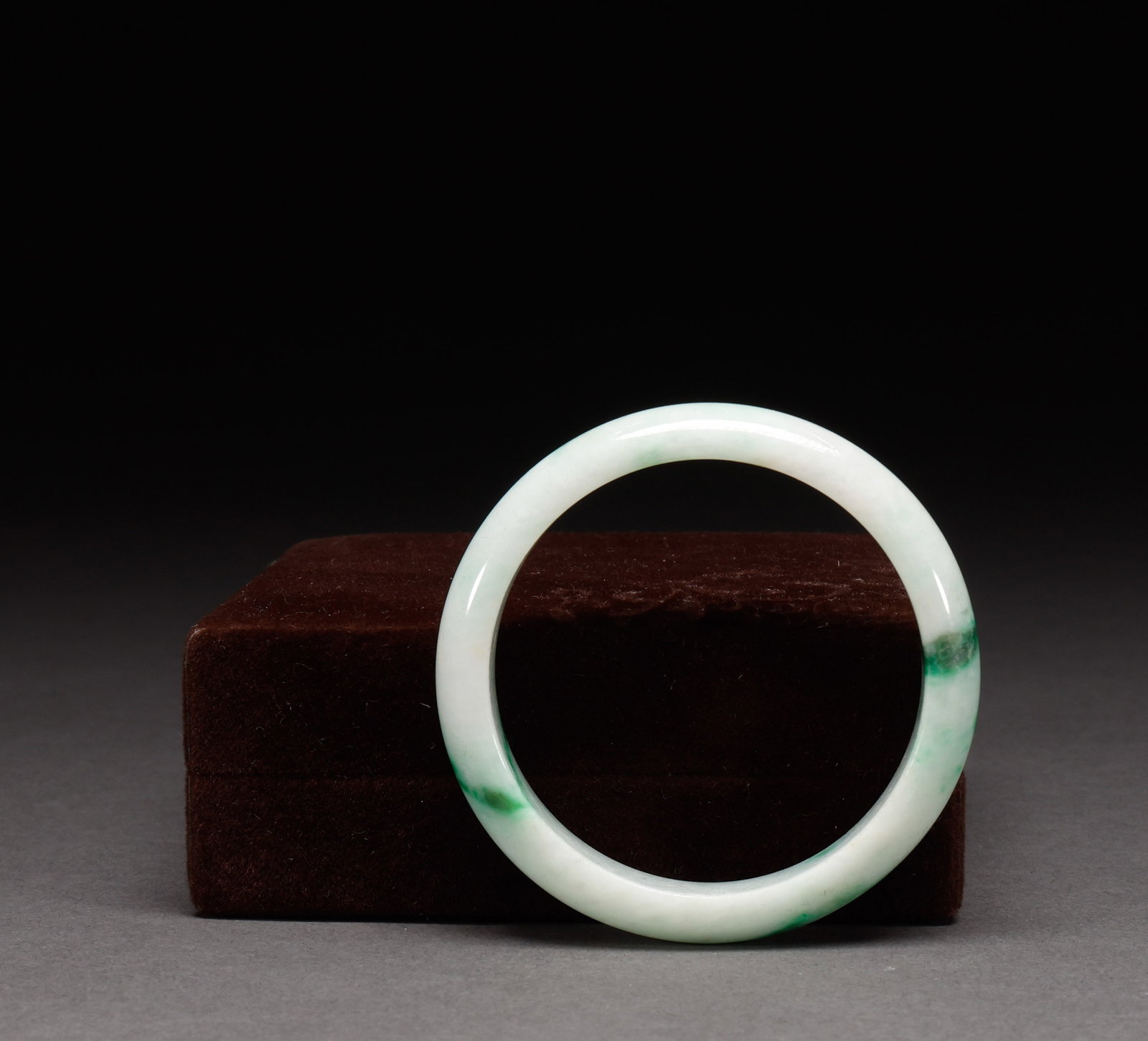 Qing Dynasty Jade Bracelet: Diameter: 5.5cm, weight: 48g