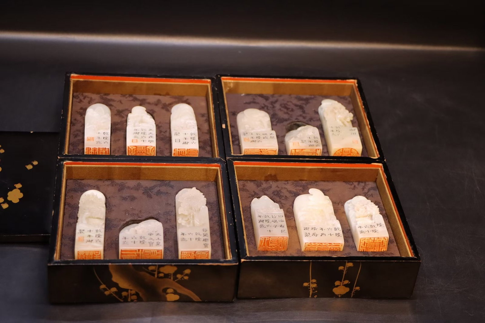 A box of Qing Dynasty Bai Tian Huang Shi seals: H??3cm,W??6.3cm,Weight??1130g
