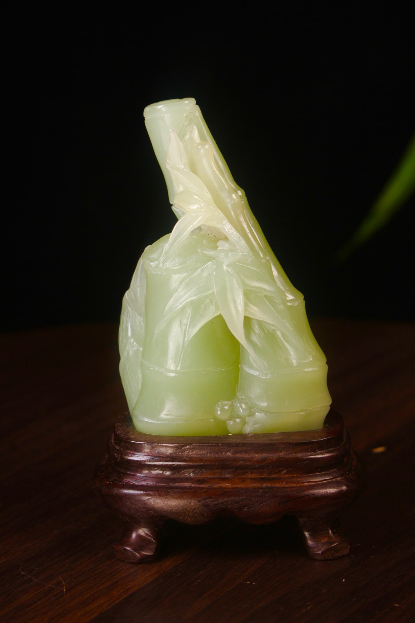 During the Qing Dynasty, the green plum blossoms in Shoushan rose steadily: Height: 7.6cm, Width: 4.3cm, Weight: 70g