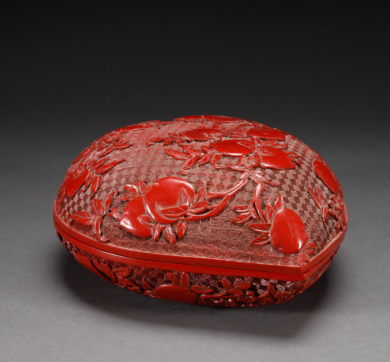 Qing Dynasty lacquer carved peach shaped hand-held box: Height: 12cm, width: 26cm, weight: 1645g