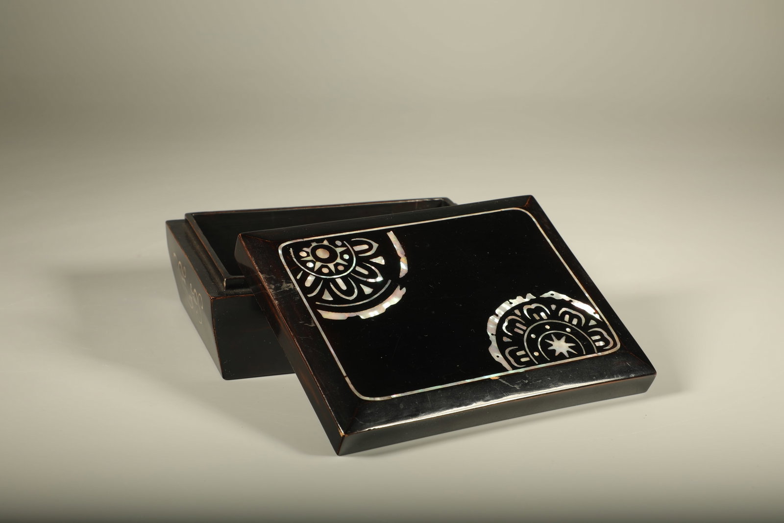 Qing Dynasty lacquer inlaid mother of pearl flower box (1 of 8)