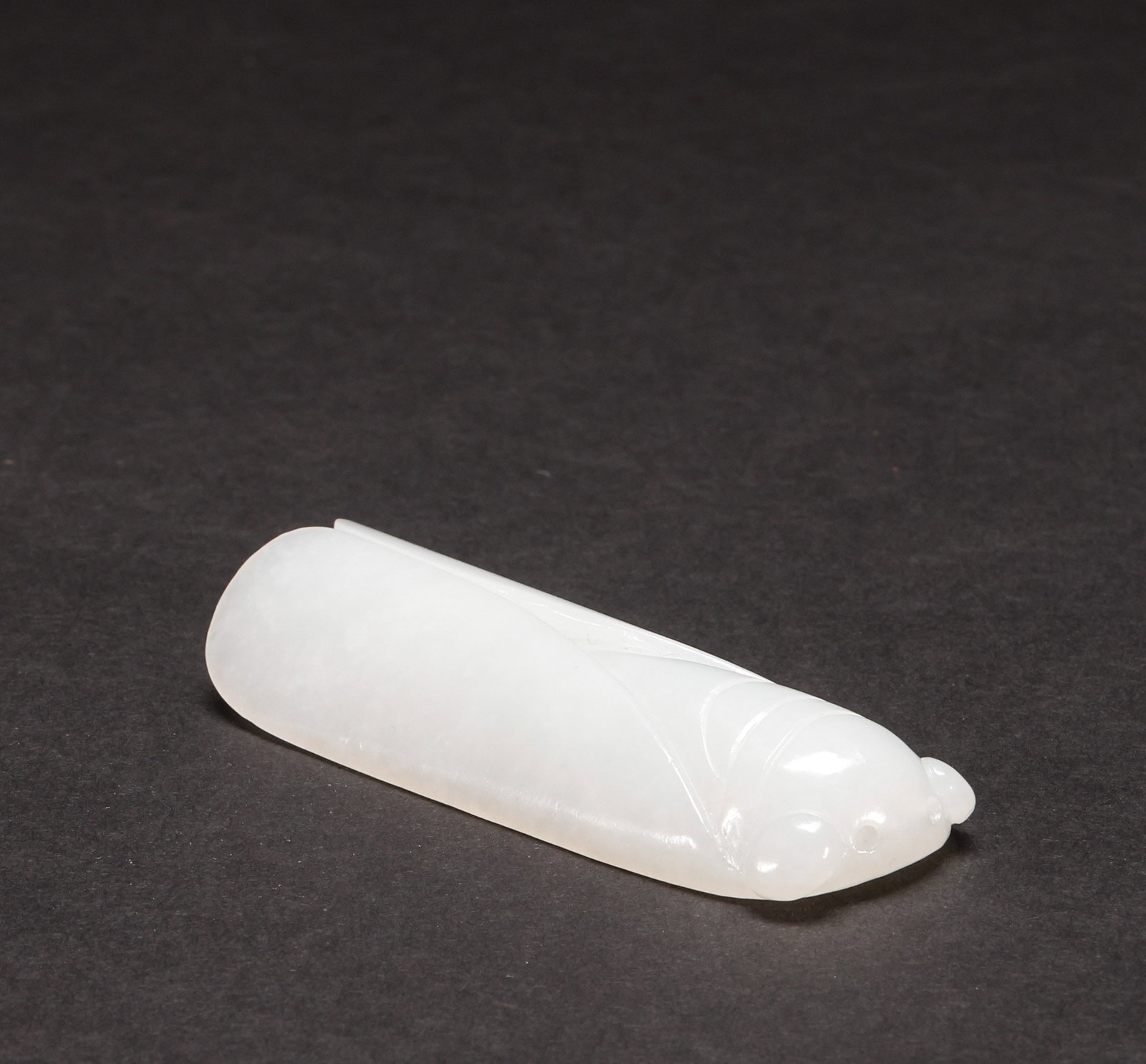 Hetian Yuchan in the Qing Dynasty: Length: 8cm, Width: 3.1cm, Weight: 53g