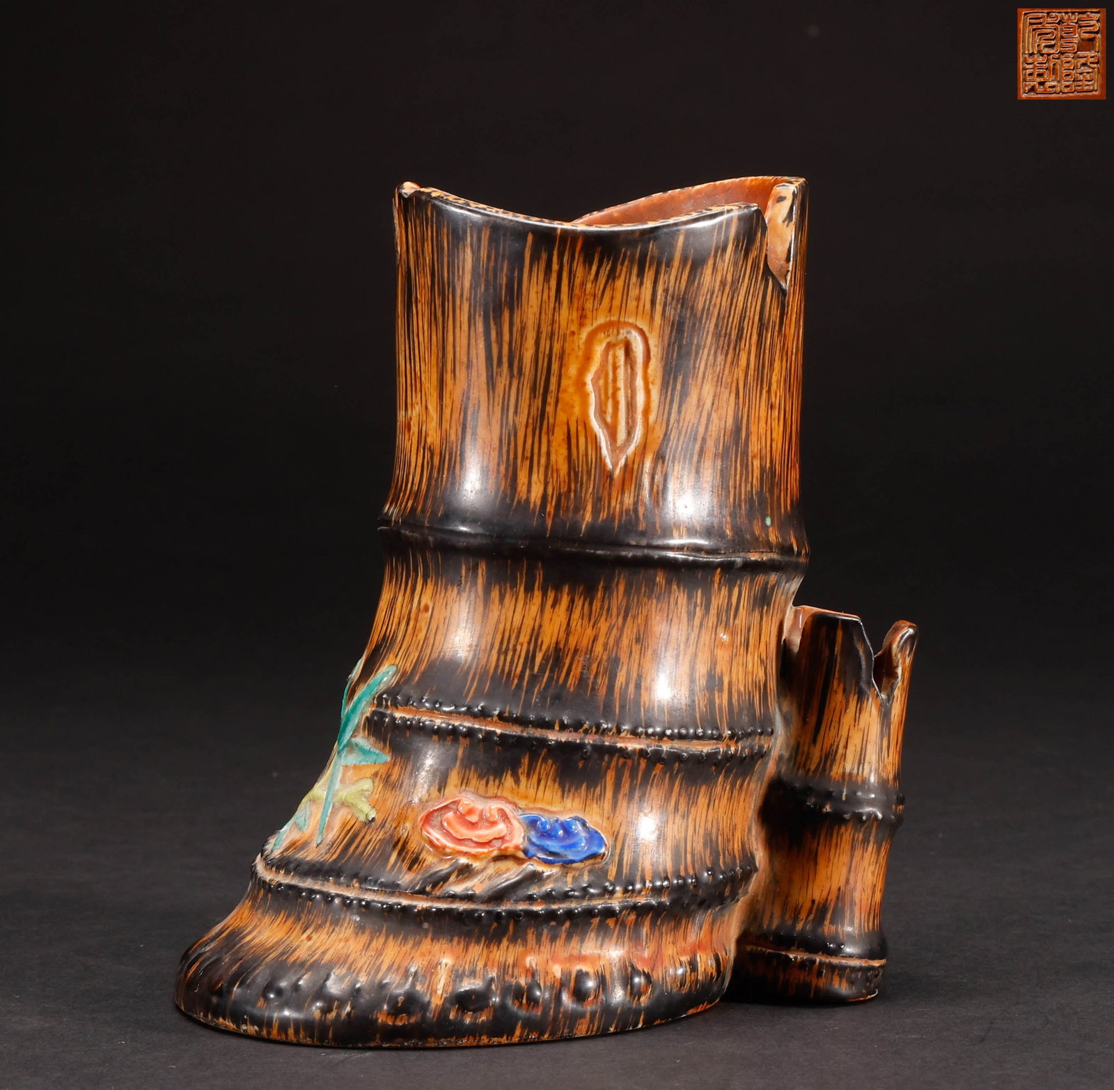 Qing Dynasty biomimetic porcelain pen holder: Height: 13cm, Width: 10cm, Weight: 413g