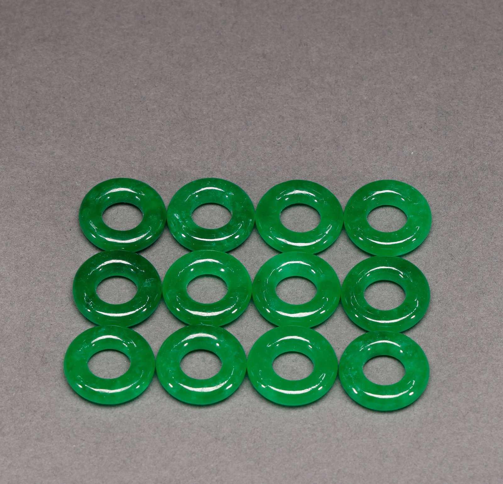 A set of jade robe rings from the Qing Dynasty: Diameter: 1.8cm, weight: 30g