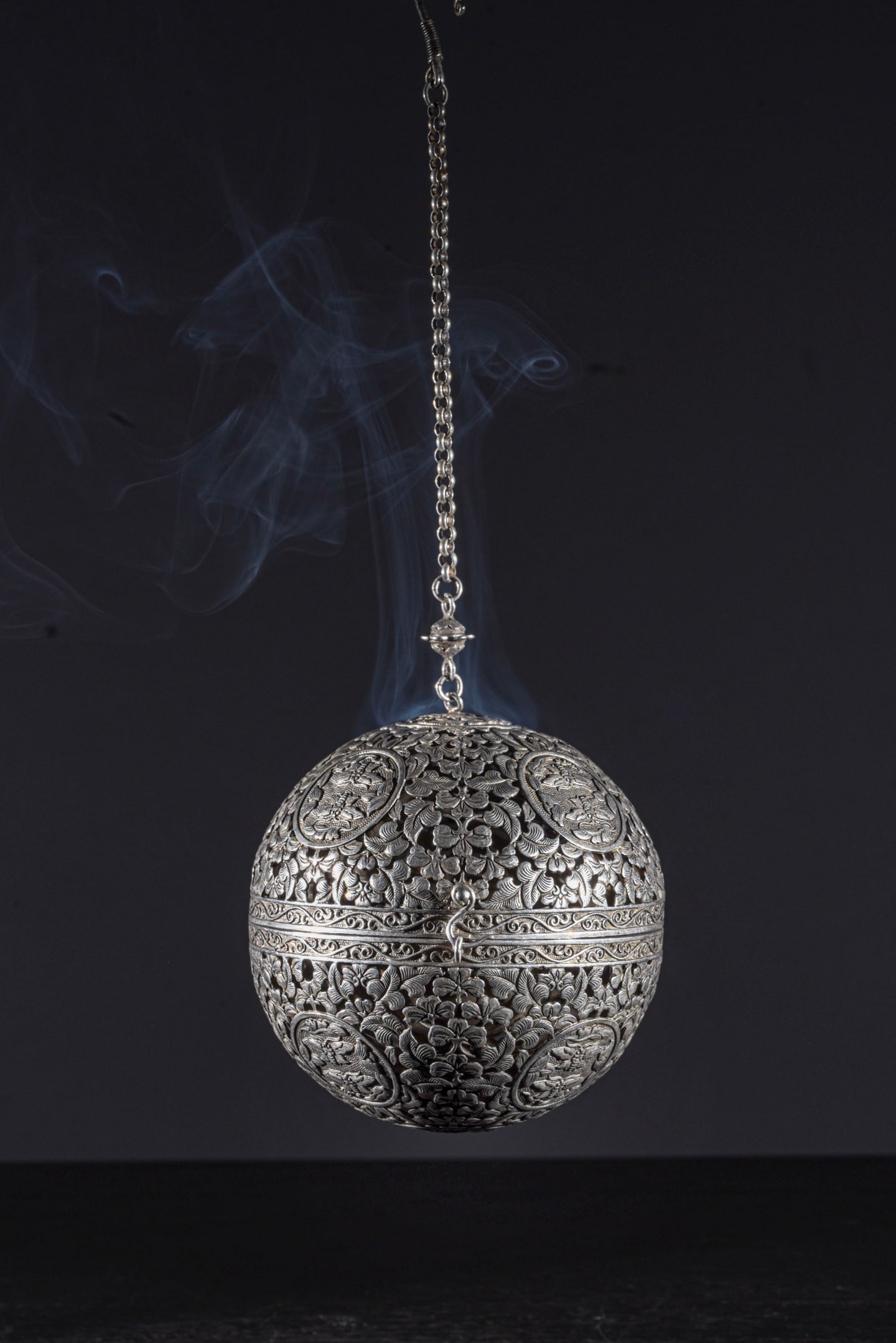 Qing Dynasty tin silver hanging ball aromatherapy: Diameter: 10cm,