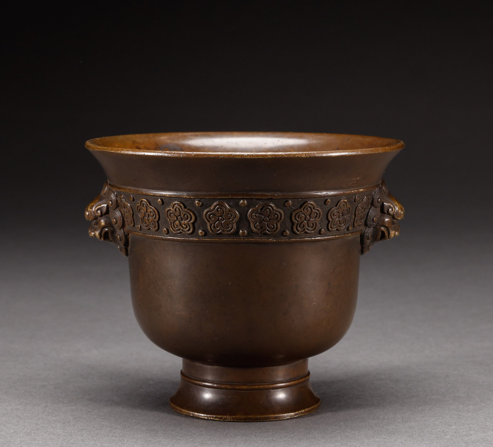 Ming Dynasty copper furnace: Height: 9.5cm, width: 11cm, weight: 791g
