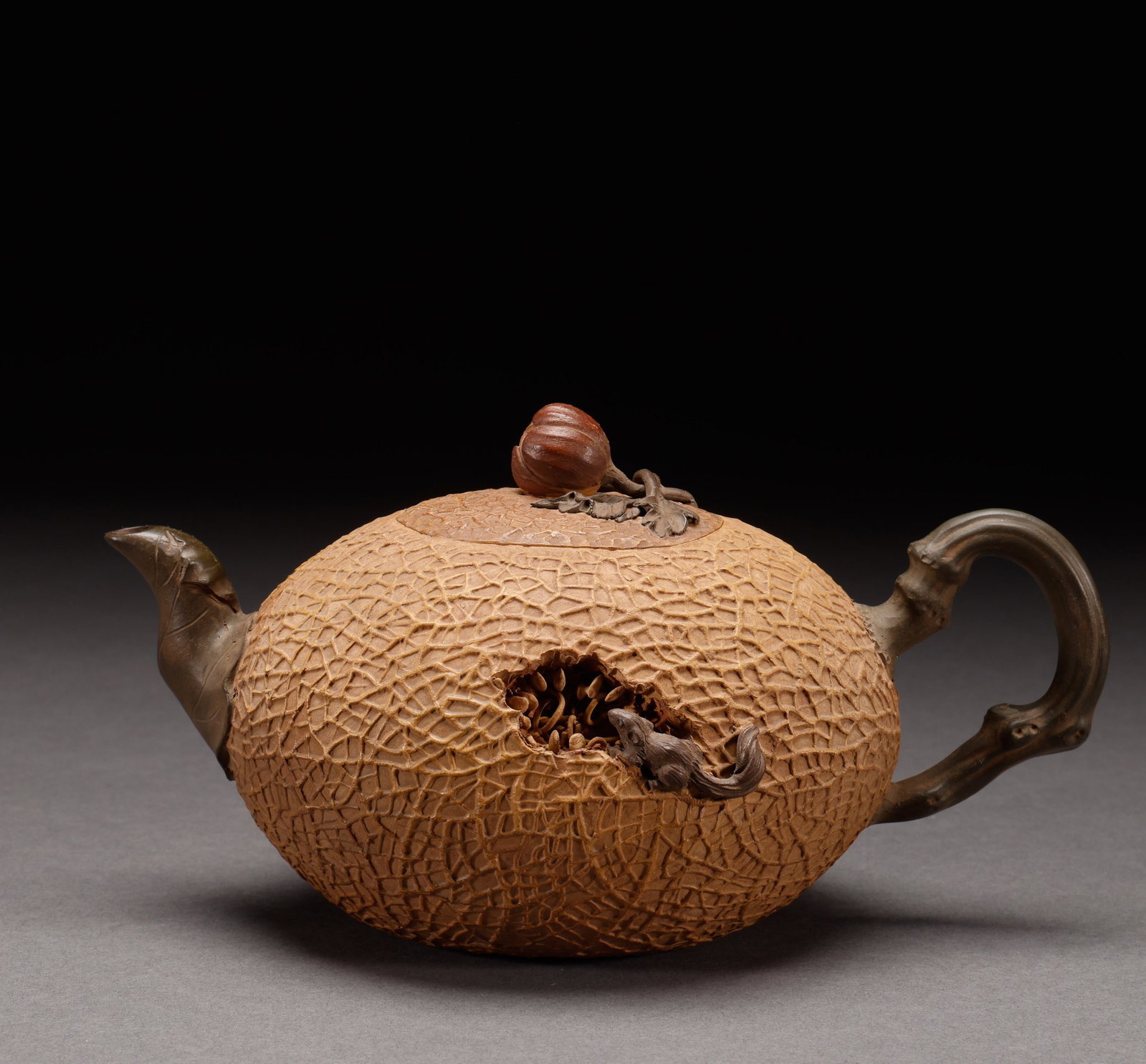 Qing or Republican purple clay teapot: Height: 12cm, width: 20cm, weight: 420g