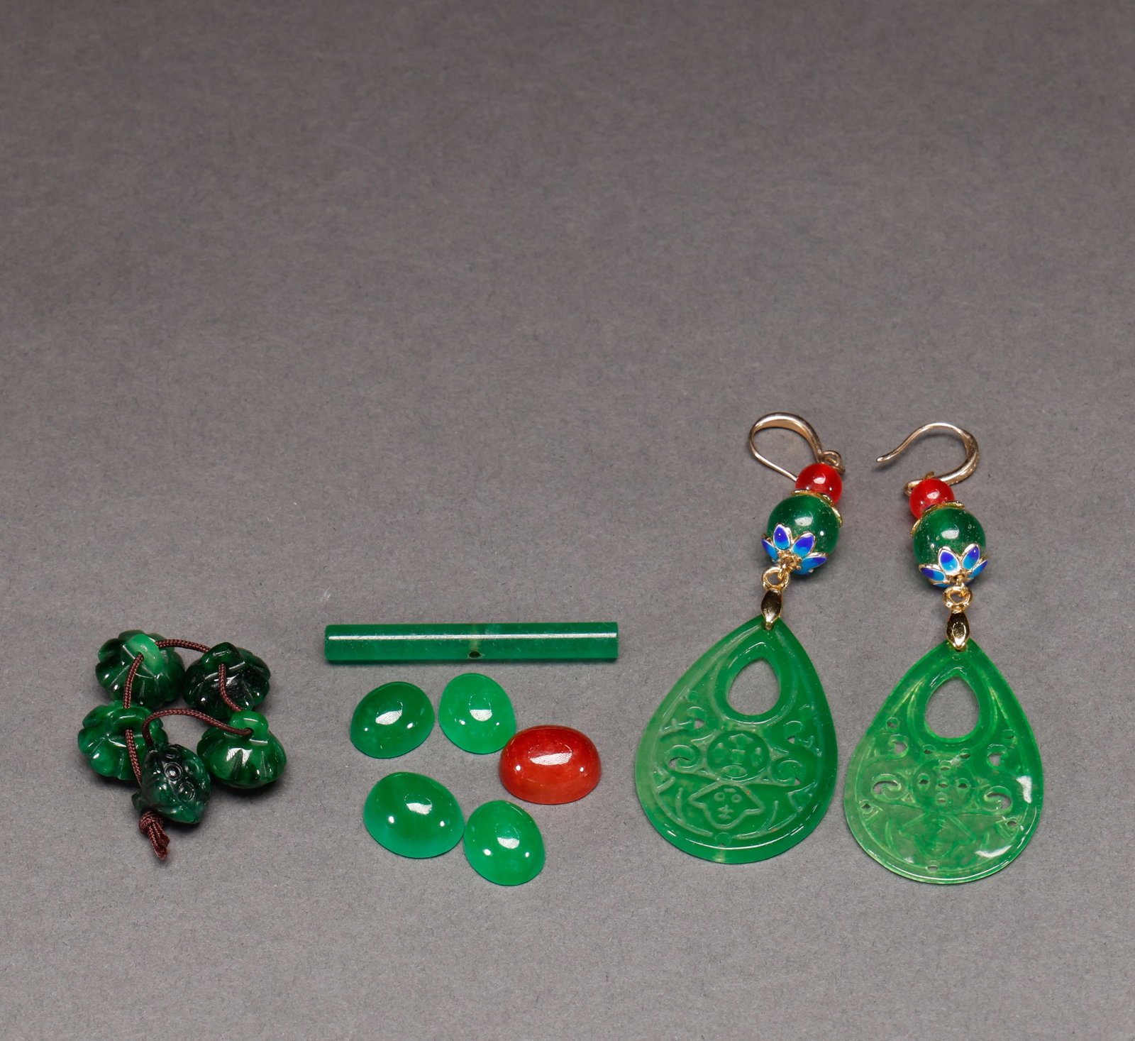 A set of Qing Dynasty jade accessories: Height: 4.3cm, width: 2.8cm, weight: 34g