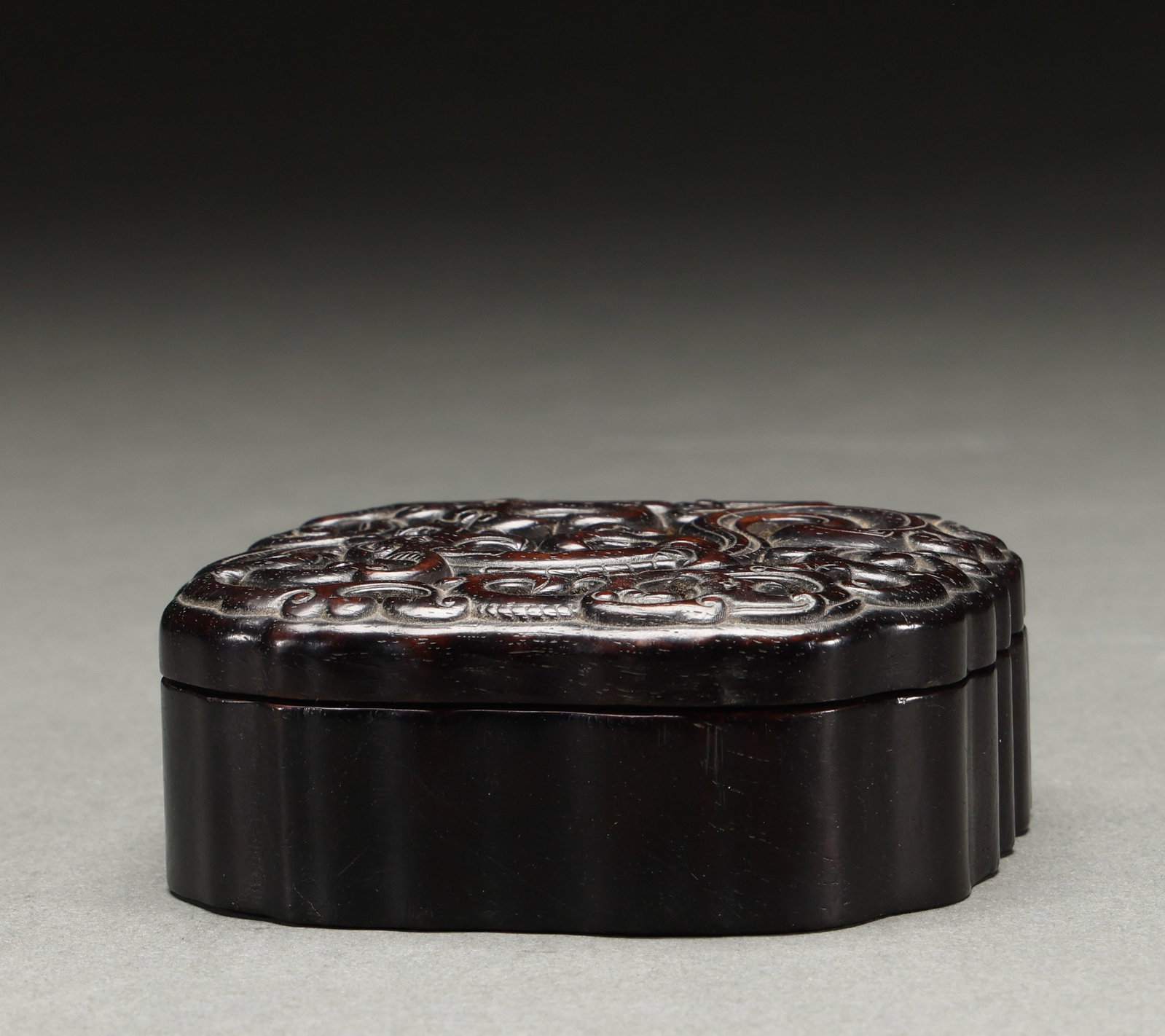 Qing Dynasty rosewood lid box: Height: 3cm, Width: 8cm, Weight: 68g