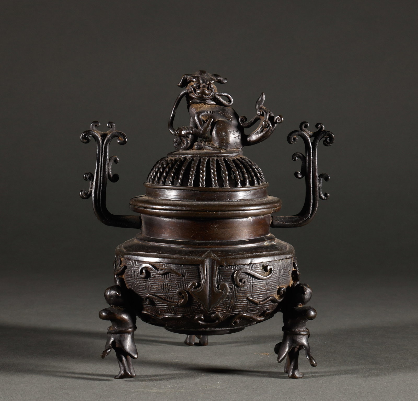 Returning to Qing Dynasty copper auspicious beast button three legged stove (1 of 6)