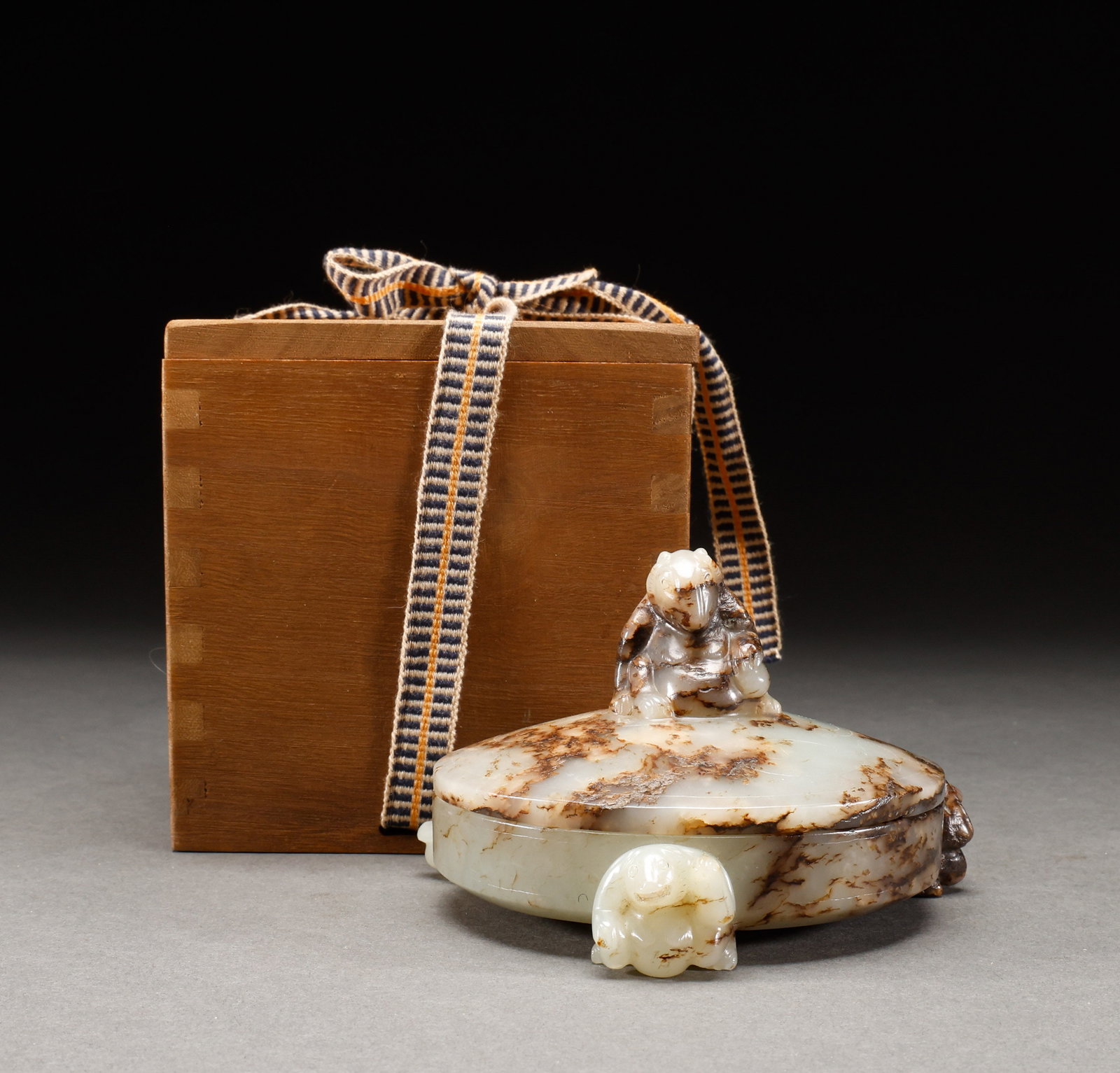 Mingyan Hetian Yuyu Oil Lifting Beast Button Cover Box: Jade oil-stained beast-knob covered box, weathered jade, auspicious beast carved as knob on cover top, rounded box body, with old wood box. Height: 8cm, Width: 12cm, Weight: 585g.