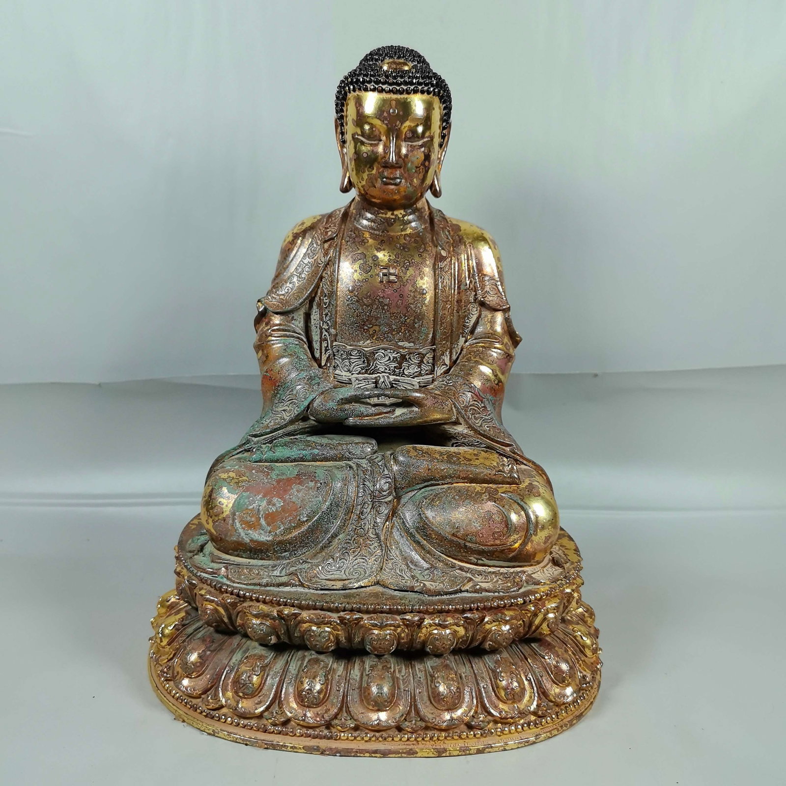 Bronze gilded statue of Shakyamuni Buddha in the Qing Dynasty: Gilt-bronze Sakyamuni Buddha seated statue, refined bronze, seated in lotus position, meditation mudra, spiral hair and ushnisha, fluent robe lines, full gilding, with lotus seat, solemn and majestic 