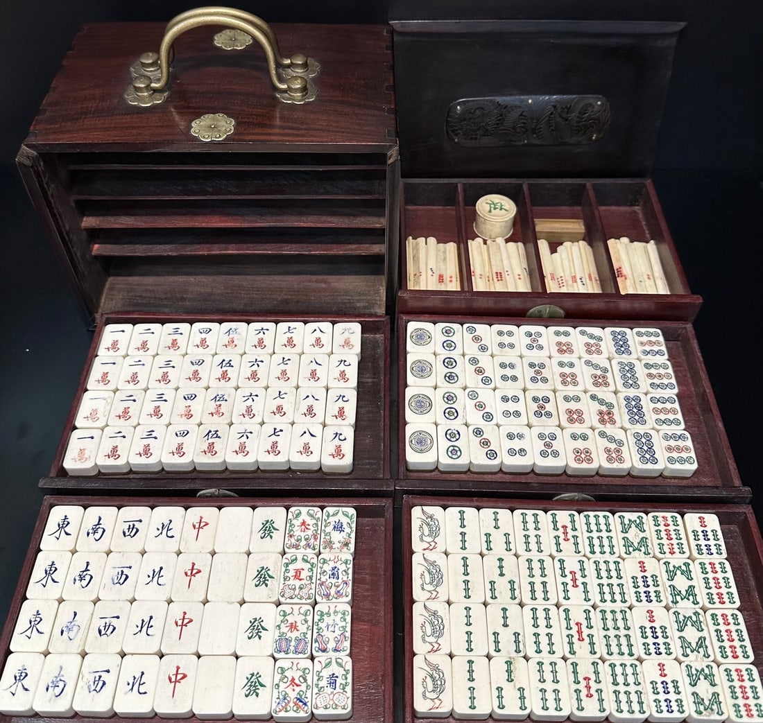A set of mahjong tiles carved from mahogany boxes and bones in the Qing Dynasty (1 of 9)