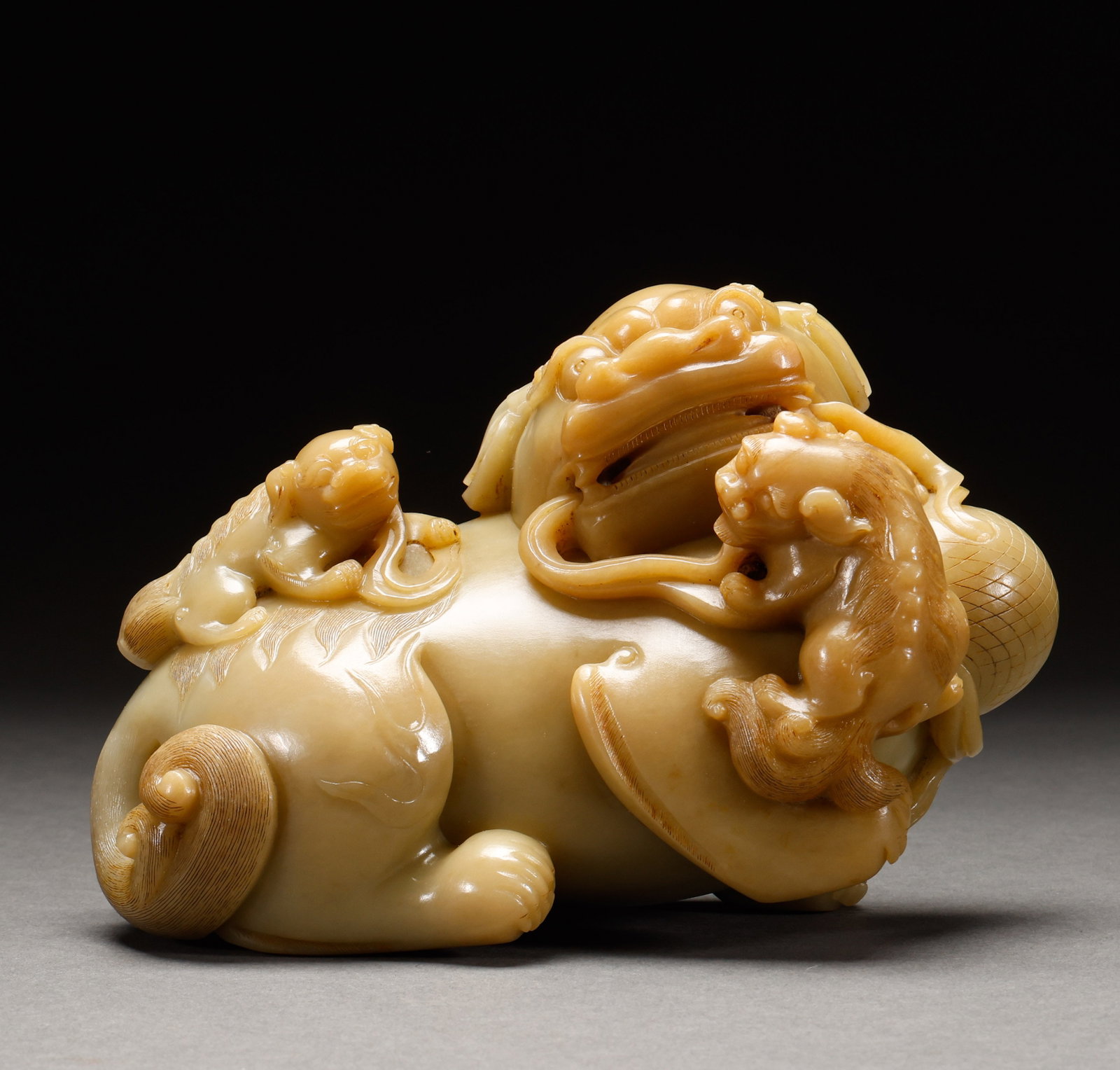 Qing Dynasty Hetian Yutai Lion and Little Lion Ornaments (1 of 9)