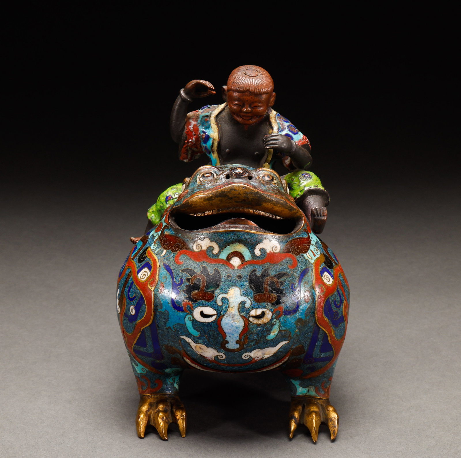 Qing Dynasty copper body cloisonn ?? enamel bangs playing with golden toads fumigation furnace: Copper-body cloisonne Liu Hai playing with golden toad incense burner, copper-body cloisonne, golden toad as burner body with Liu Hai riding on it, rich colors. Height: 20cm, Width: 18cm, Weight: 2459