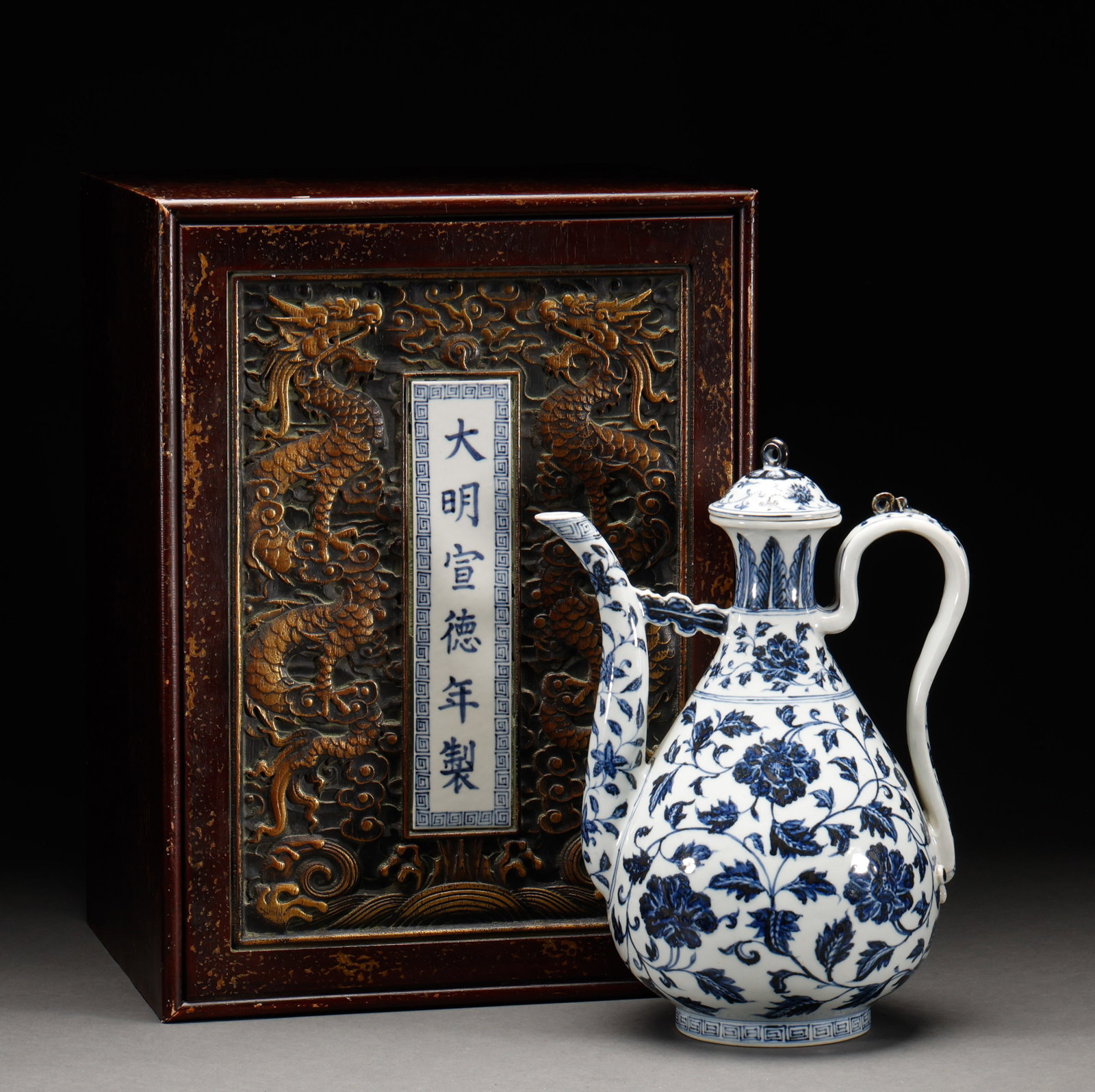 Ming Dynasty blue and white lotus patterned teapot: Blue-and-white interlocking lotus ewer, ewer body painted with blue-and-white interlocking lotus pattern, with cover, with Daming Xuande mark carved dragon wood box. Height: 38cm, Width: 24cm, Weight: