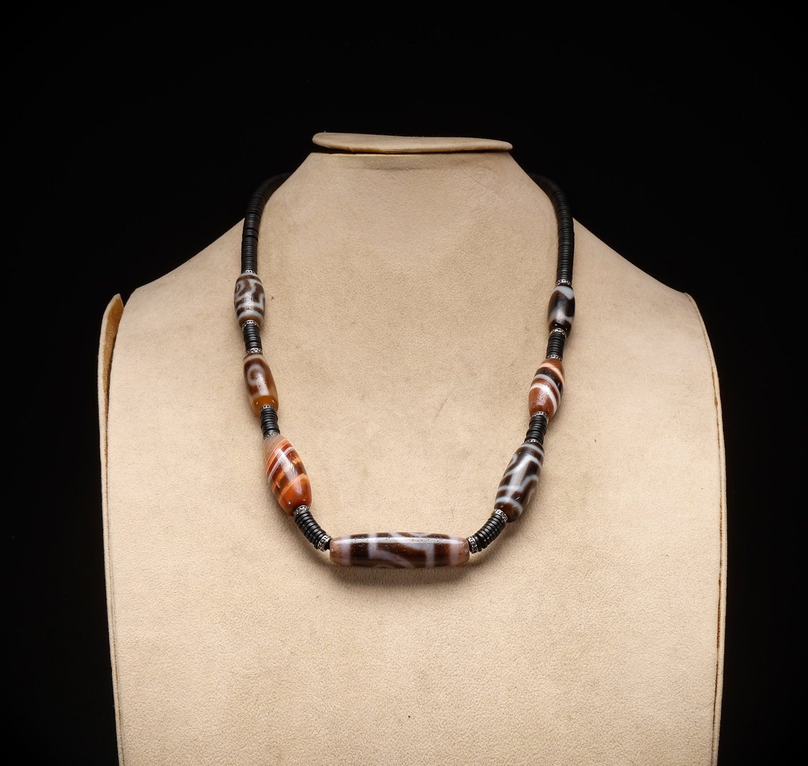 A Tianzhu from the Qing Dynasty: Qing Dynasty dzi bead strand, warm bead body, clear pattern, rich patina, well-preserved condition. Length: 4.7cm, Width: 1.5cm, Weight: 59g. A fine example of dzi bead collection.