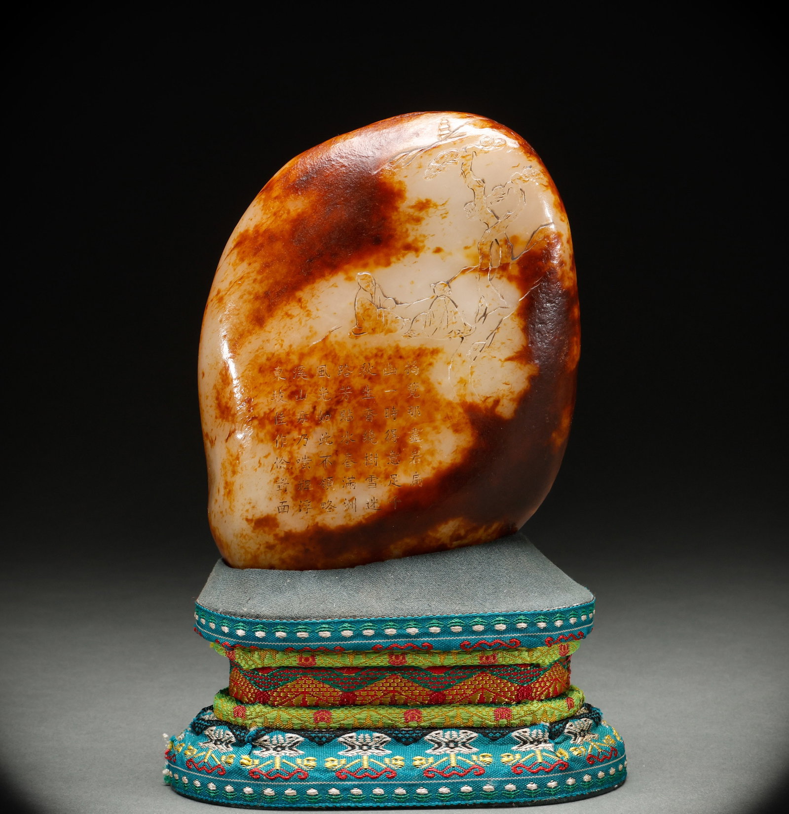 Original Stone of Hotan Jade's Poetry and Prose in Qing Dynasty: Qing Dynasty Hetian jade poem-inscribed raw stone, warm and fine jade, natural skin, natural-form making, considerable size. Height: 17cm, Width: 13cm, Weight: 2170g. A fine example of jade carving ma