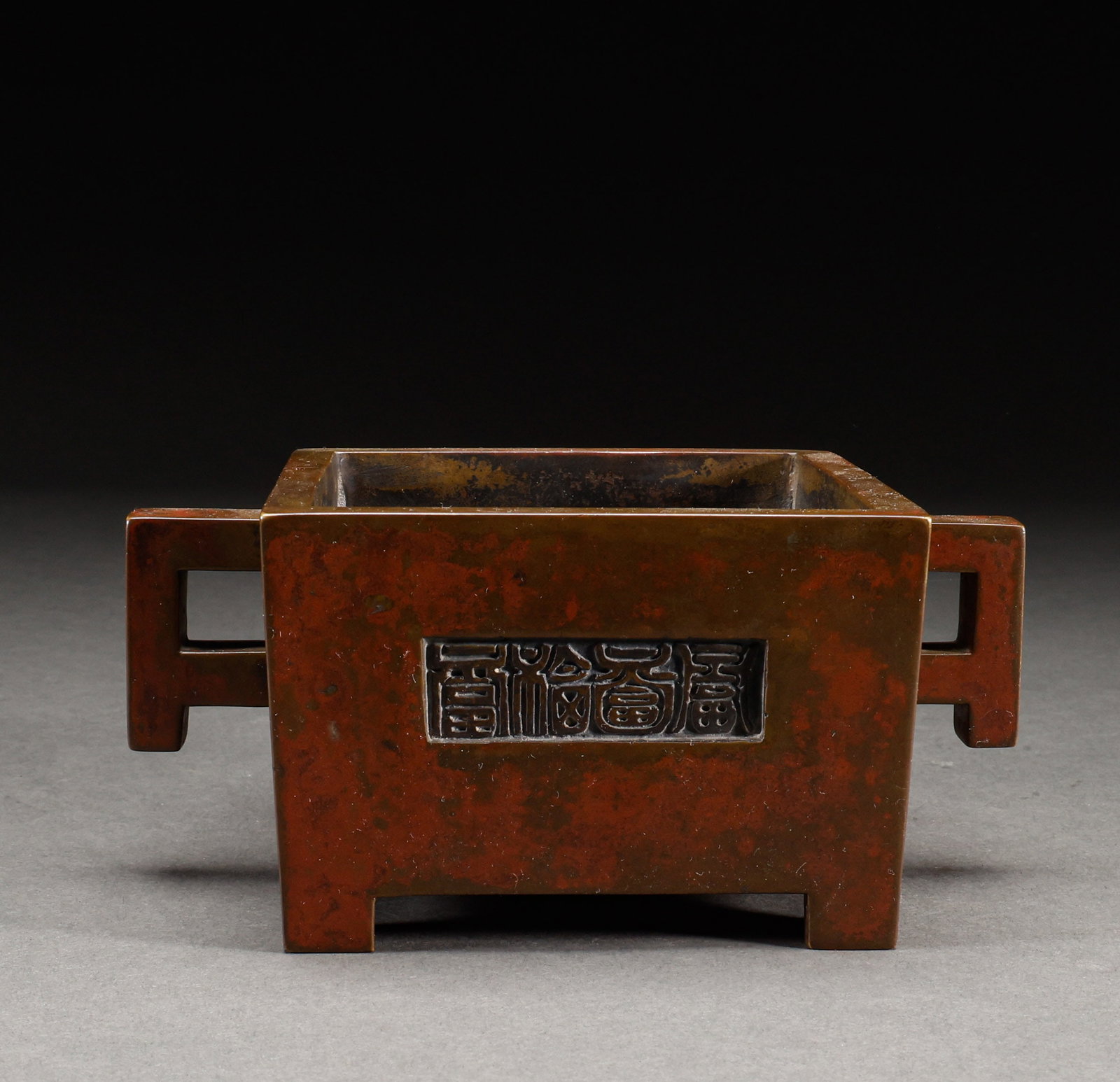 Ming Dynasty copper horse trough furnace: Ming Dynasty bronze horse-trough censer, solid bronze body in horse-trough form with flanged handles on both sides, inscription cast on front, aged patina. Height: 7.8cm, Width: 17cm, Weight: 2228g.