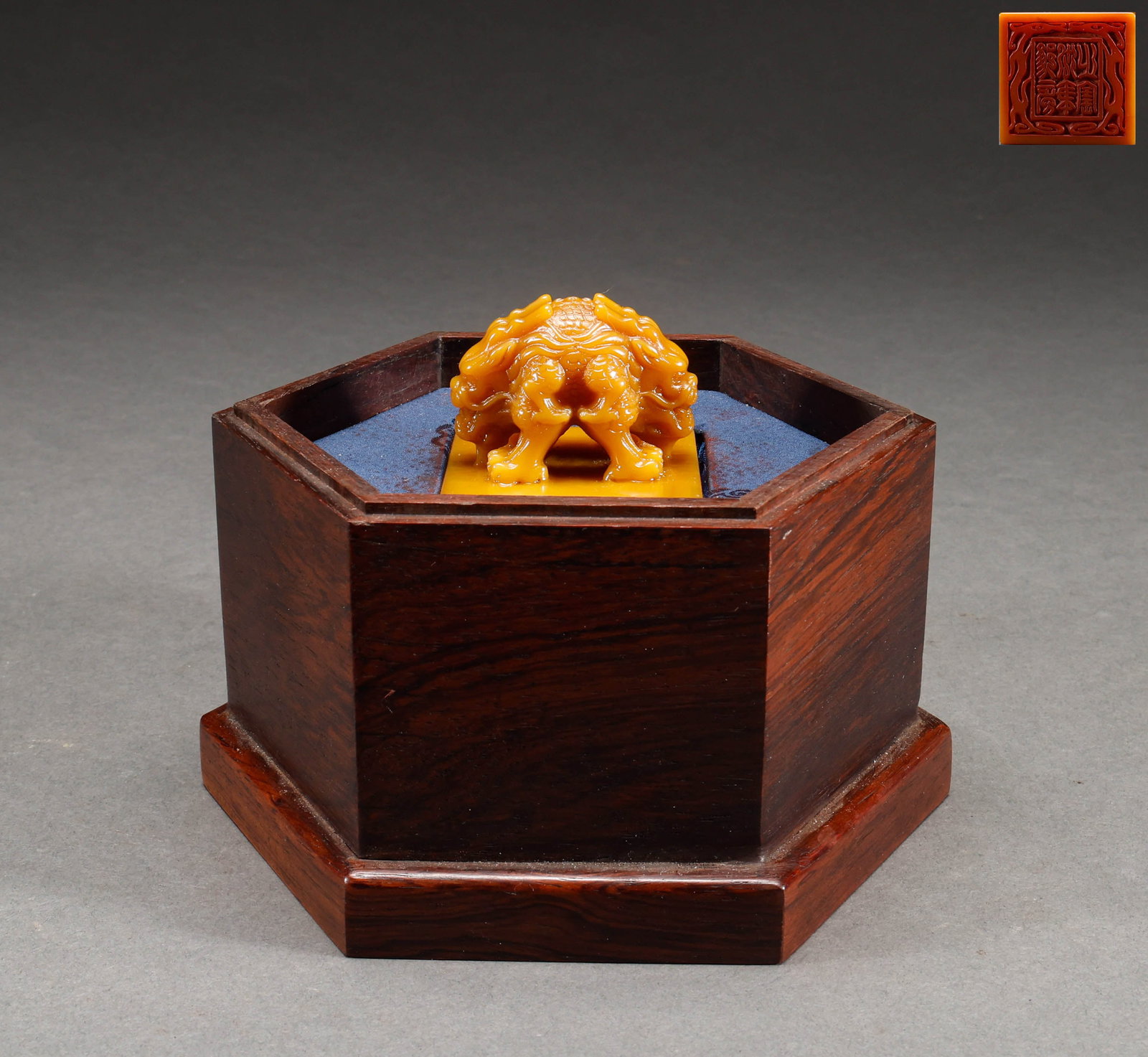 Qing Dynasty Tianhuangshi Seal: Qing Dynasty Tianhuang stone seal, Tianhuang stone material, seal knob carved with intertwined dragons, with hexagonal wood box, warm stone texture. Height: 5.5cm, Width: 5cm, Weight: 174g.