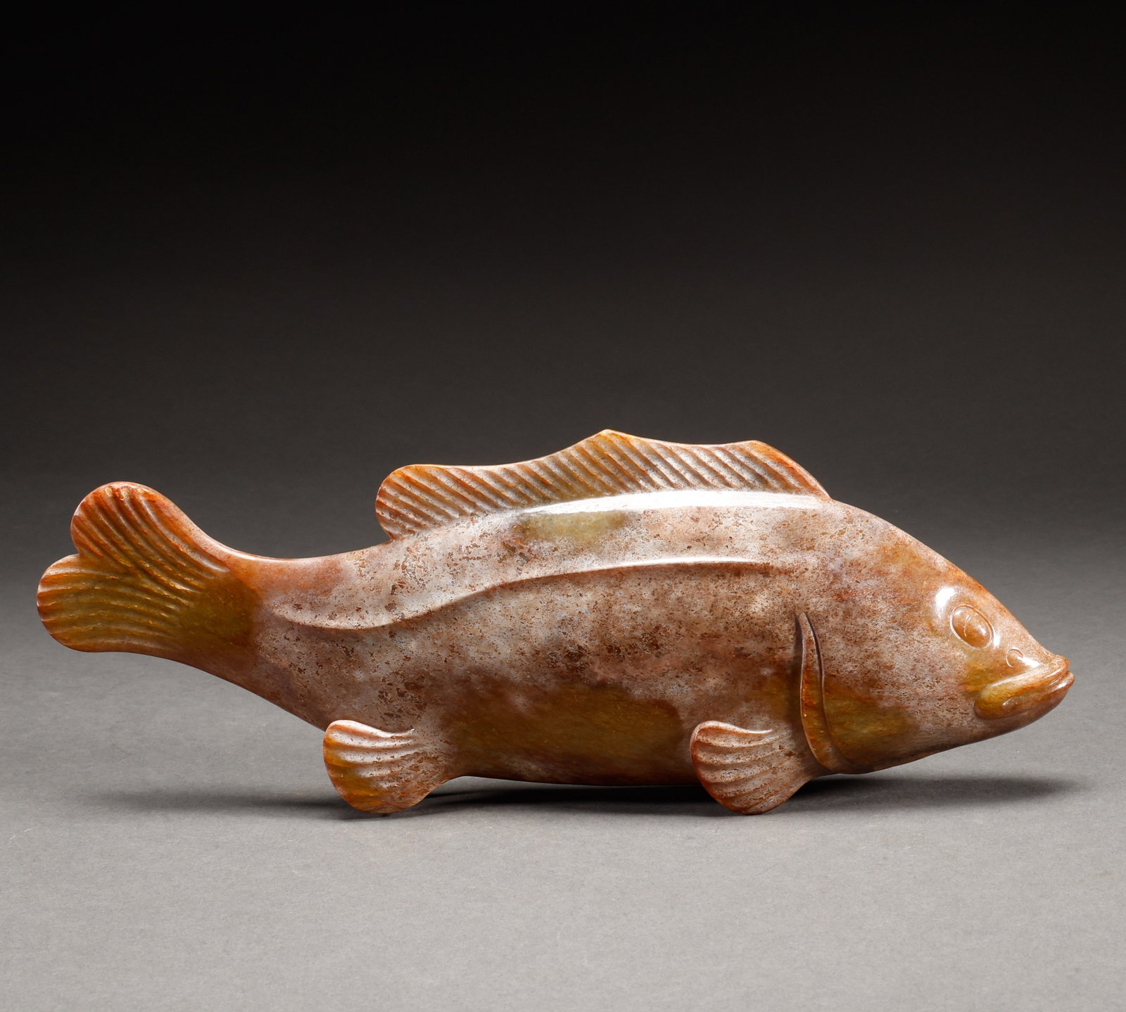 Hotan Jade Fish in the Qing Dynasty: Qing Dynasty Hetian jade fish, weathered Hetian jade carved in fish form, scale pattern on body, vivid form, natural patina. Height: 12cm, Width: 32.5cm, Weight: 1663g.