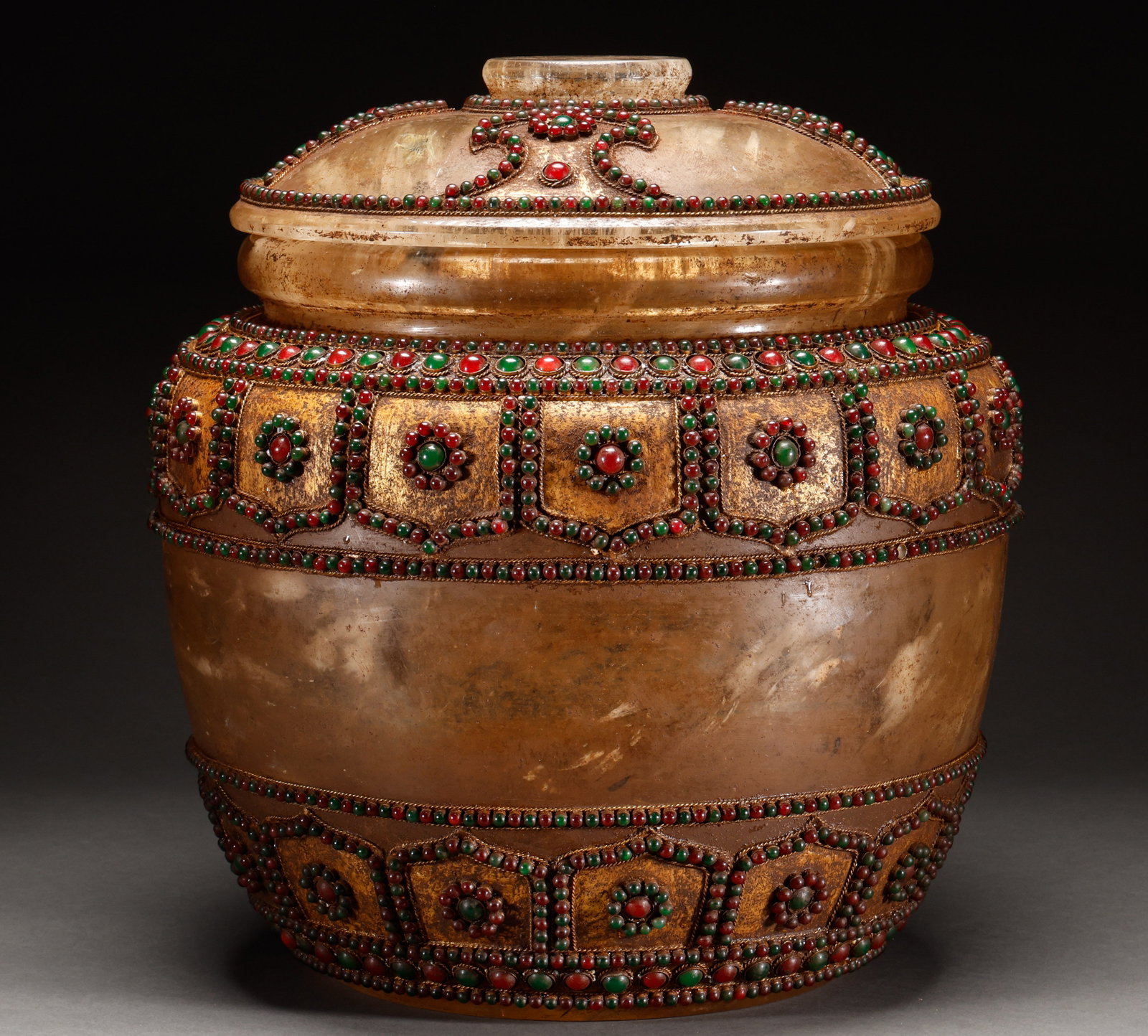 Qing Dynasty crystal embedded gem relic jar: Crystal gem-inlaid relic casket, crystal, casket body and cover inlaid with red and green gems forming lotus pattern, complex craftsmanship. Height: 45cm, Width: 45cm, Weight: 44385g.