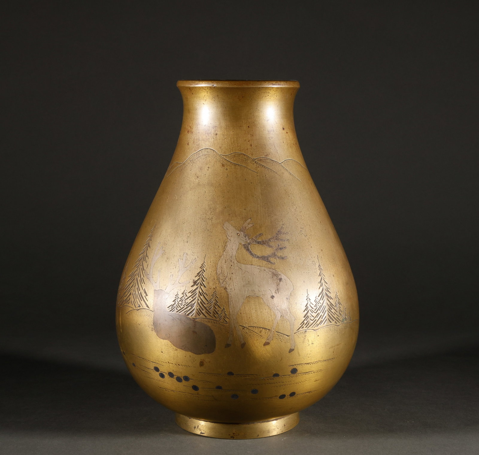 Returning to Qing Dynasty brass carved flower appreciation bottle: Reflux Qing Dynasty brass carved flower appreciation bottle, with dimensions of 26cm in height, 18cm in width, and a weight of 2534g. The overall shape is dignified and atmospheric, with delicate and 