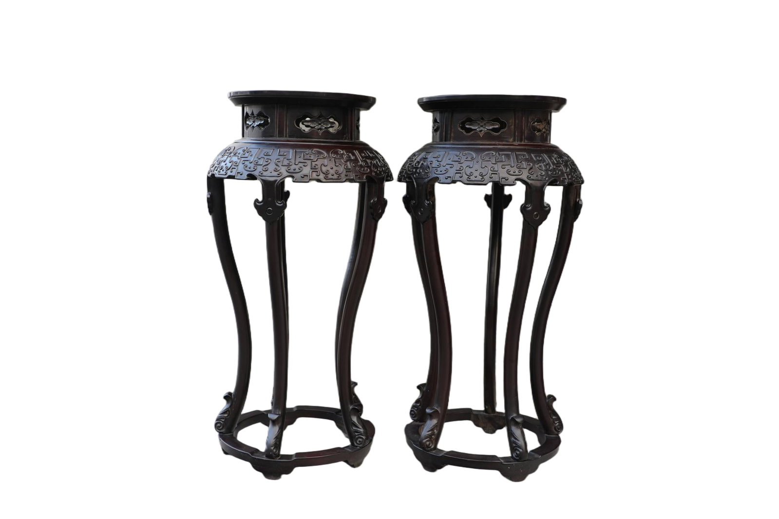 Qing Dynasty Purple Sandalwood Carving Scroll Grass Pattern Fragrance Pair: Zitan wood carved scrolling grass pattern incense stand pair, rounded stand top, scrolling grass pattern carved on apron, slender legs, suitable for incense and furnishing. Dimensions: Height: 90cm, W