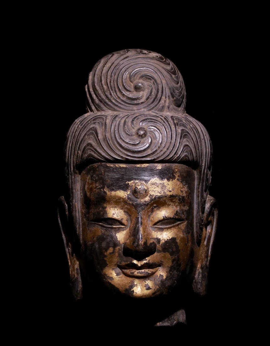 Before the Ming Dynasty, there was a blue stone lacquered golden Guanyin portrait: Blue stone lacquered Guanyin head, decorated with lacquered gold, high bun, fine spiral hair patterns, kind face, lips with vermilion red spots, lacquered gold peeling off, full of ancient charm, ensh