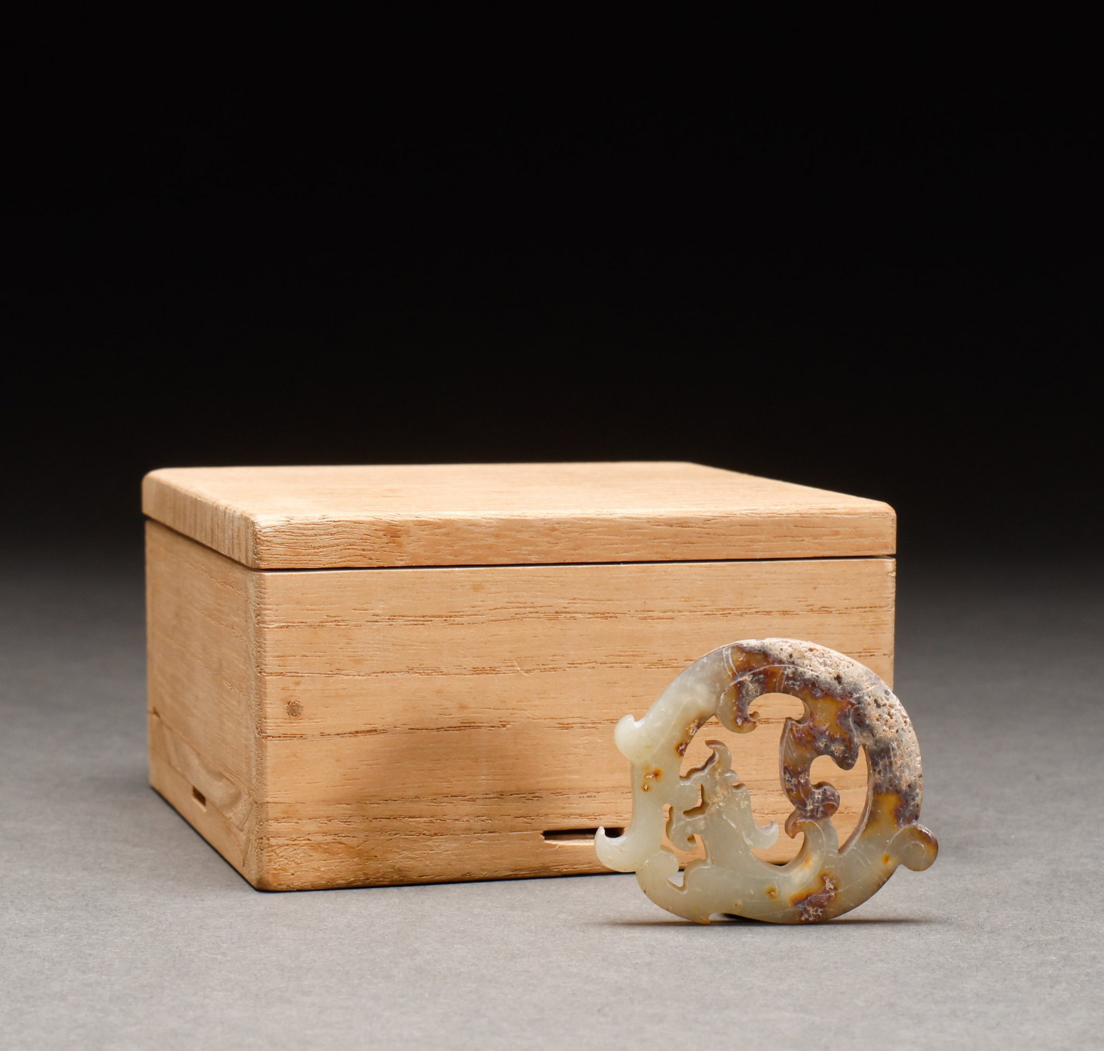 Before the Ming Dynasty, Hotan Jade was carved with dragon patterns: Weathered jade openwork dragon pendant, weathered jade, openwork chilong dragon pattern, fluent carving, with old wood box. Height: 4.5cm, Width: 3.8cm, Weight: 14g.