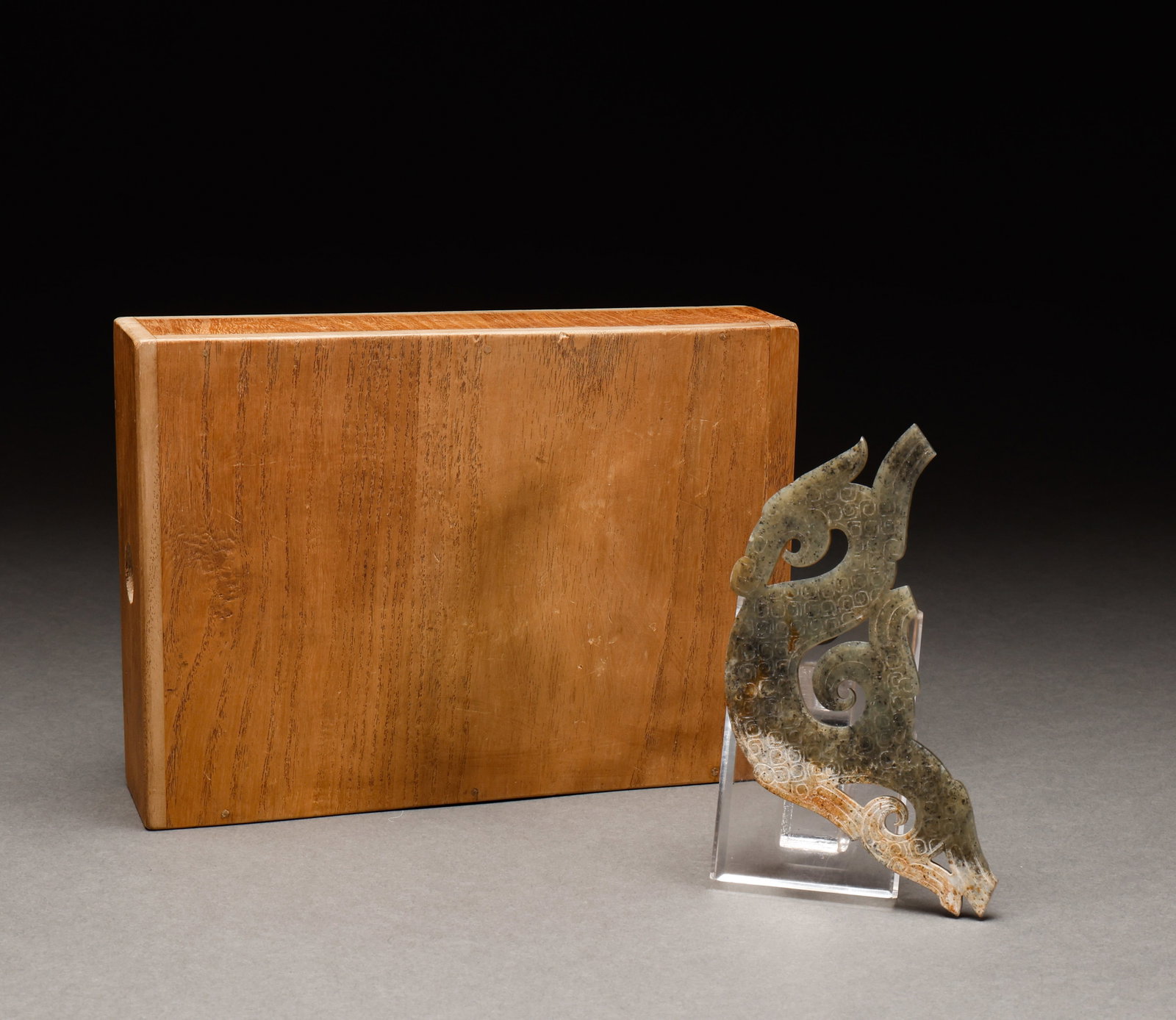 Before the Ming Dynasty, Hotan Jade was impressed by the S-shaped dragon pendant: Weathered jade S-form dragon pendant, weathered jade, dragon body winding in S form, fully decorated with grain pattern, with old wood box. Height: 15cm, Width: 7cm, Weight: 70g.