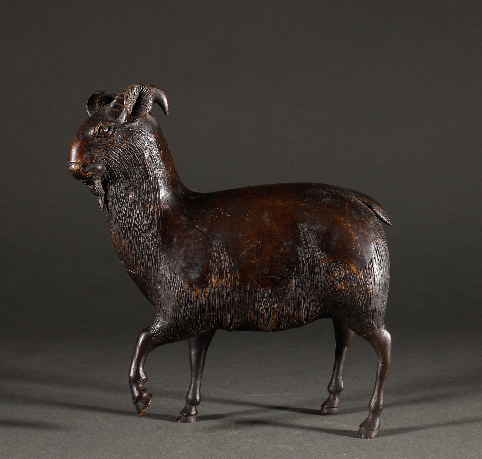Returning to Qing Dynasty copper antelope: Reflux Qing Dynasty bronze antelope, 20cm high, 18cm wide, weighing 1665g. The design of the vessel is clever, the details are well handled, the copper color is warm and moist, the patina is mature an