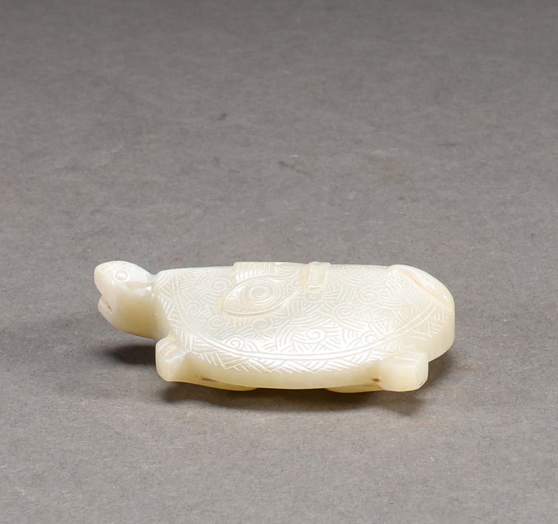 Hotan Jade Turtle before the Ming Dynasty: Pre-Ming Dynasty Hetian jade turtle, white Hetian jade carved turtle pendant, pattern carved on shell, ancient form, with perforation. Length: 7cm, Width: 5cm, Weight: 91g.