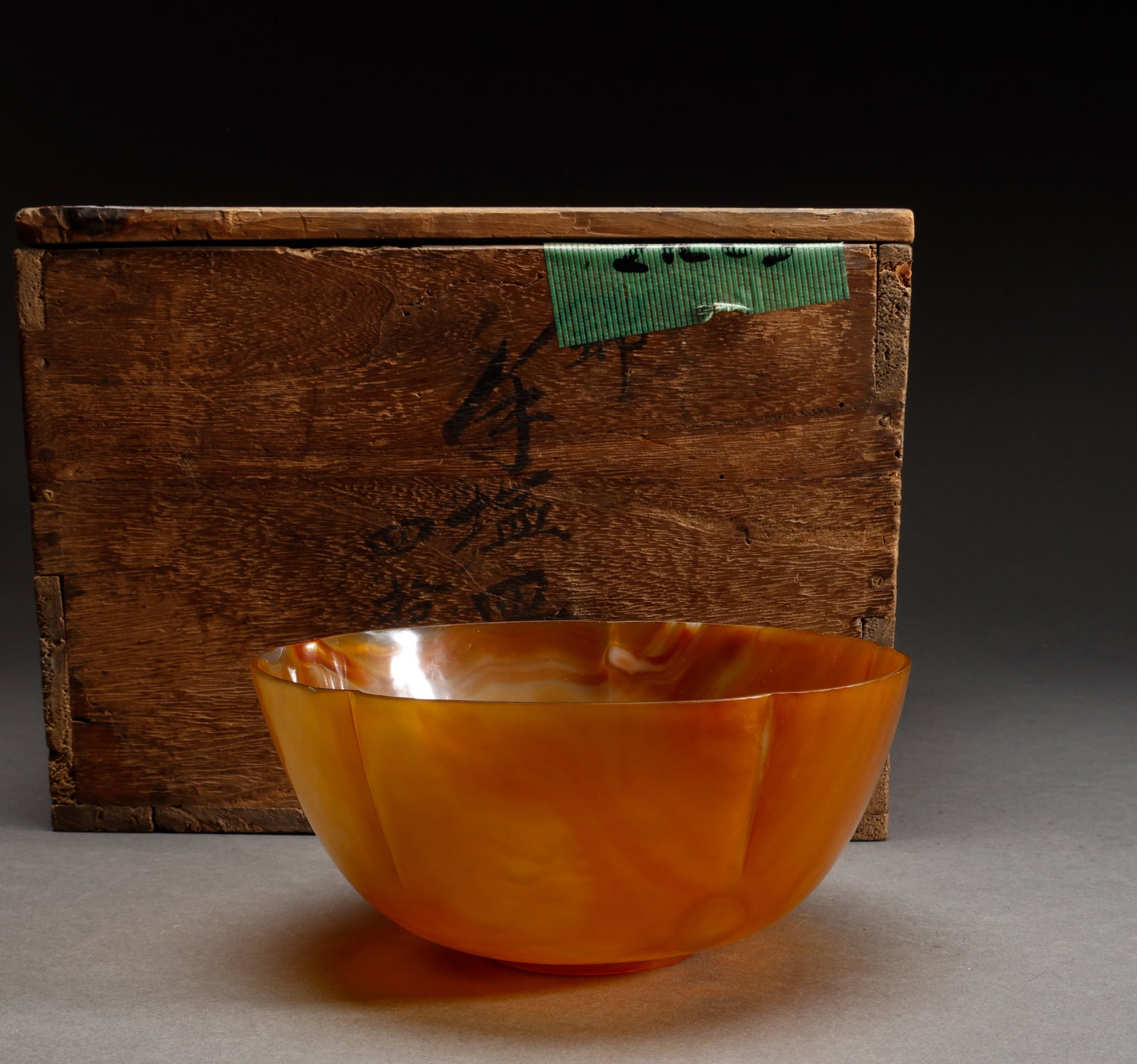 Qing Dynasty agate bowl: Qing Dynasty agate bowl, agate flower-mouth bowl with natural texture, well-formed, with old wood box. Height: 7.5cm, Width: 16.5cm, Weight: 340g.