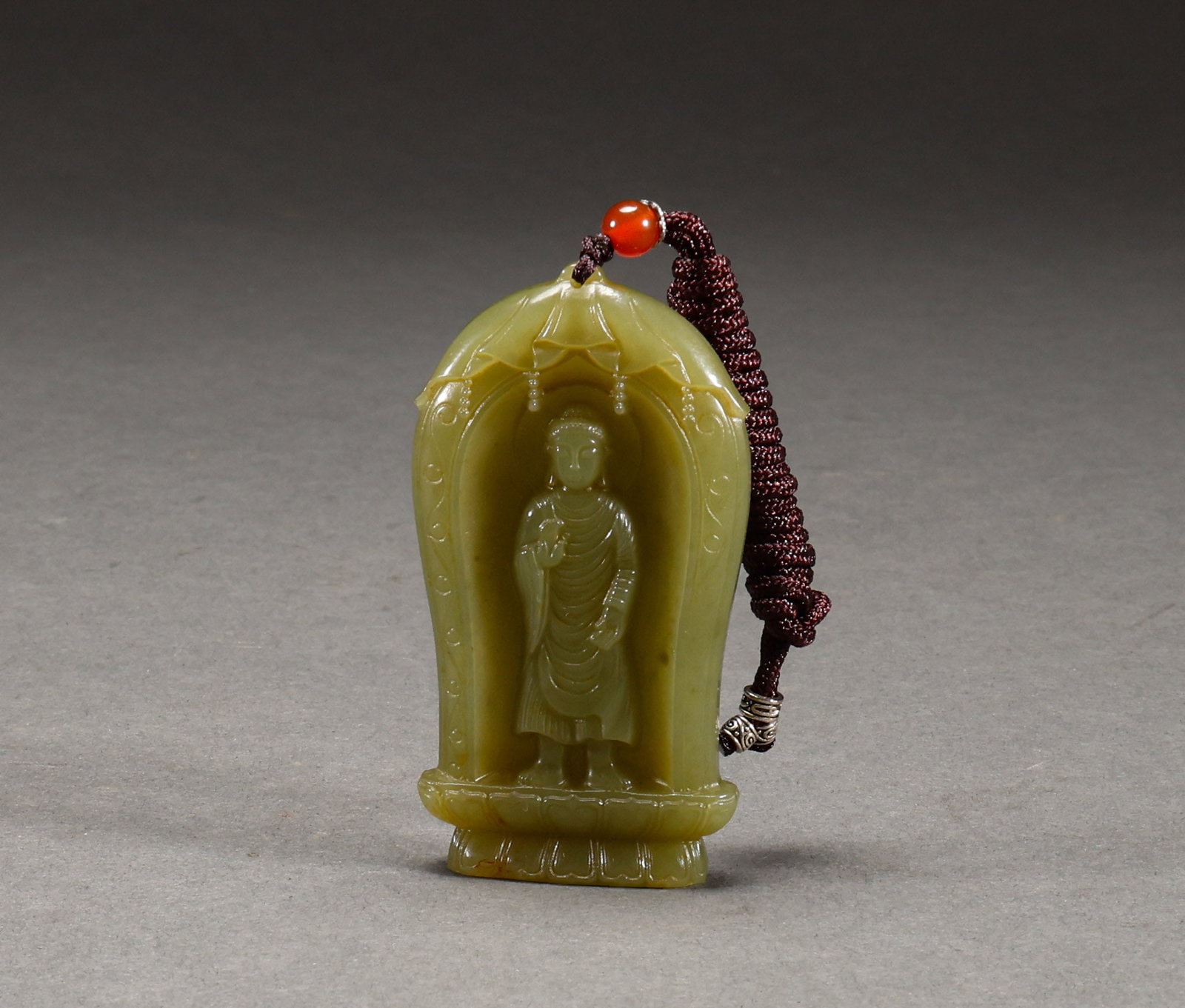 Qing Dynasty Hetian Huangyu Guanyin Pendant: Qing Dynasty Hetian yellow jade Guanyin pendant, yellow Hetian jade carved standing Guanyin pendant, solemn face, lotus base, with hanging cord. Height: 7cm, Width: 4cm, Weight: 55g.
