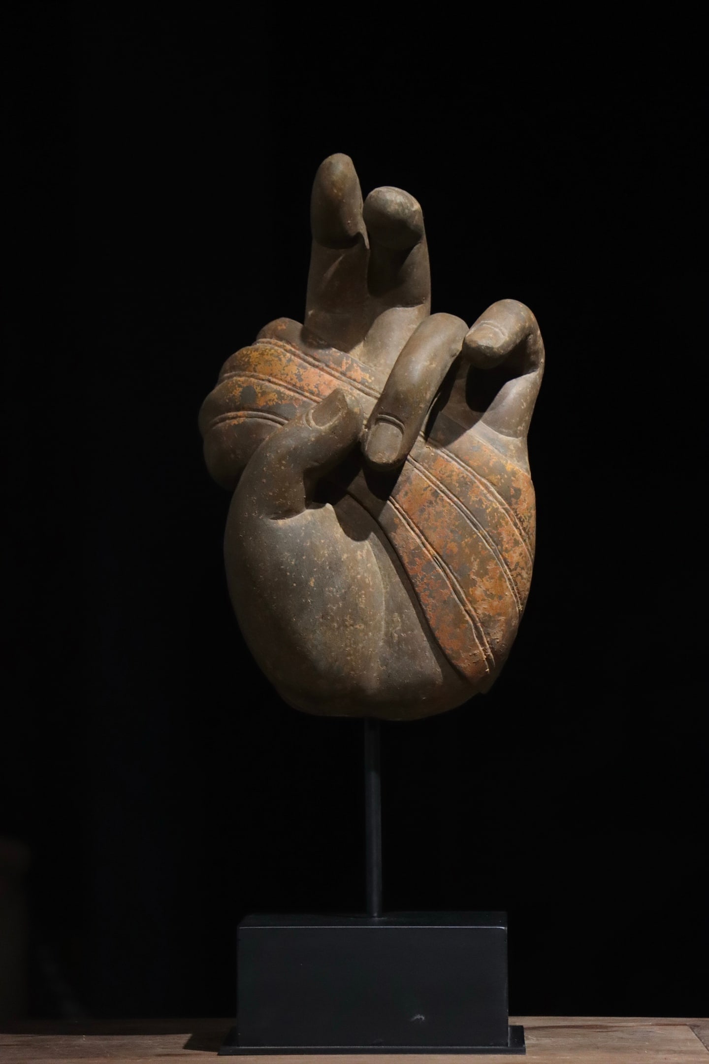 Before the Ming Dynasty, there were stone carved Buddha hands: Stone carved Buddha hand, ancient stone texture, Buddha hand in mudra, distinct knuckles, with residual paint, with stand, profound Zen meaning, scholar's desk furnishing. Dimensions: Height: 36cm.
