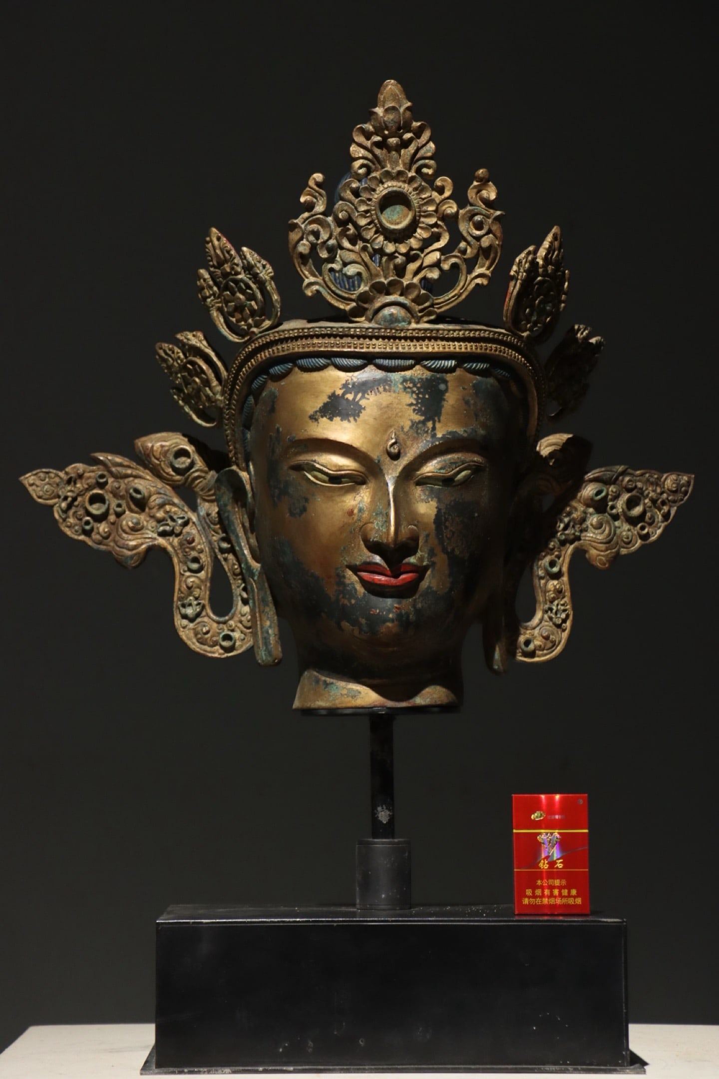 Bronze gilded Guanyin portrait before the Ming Dynasty: Gilt-bronze Guanyin head, refined bronze, wearing five-leaf precious crown, large ear ornaments, serene face, vermilion lips, gilding partially worn, with stand, solemn and sacred. Dimensions: Height: