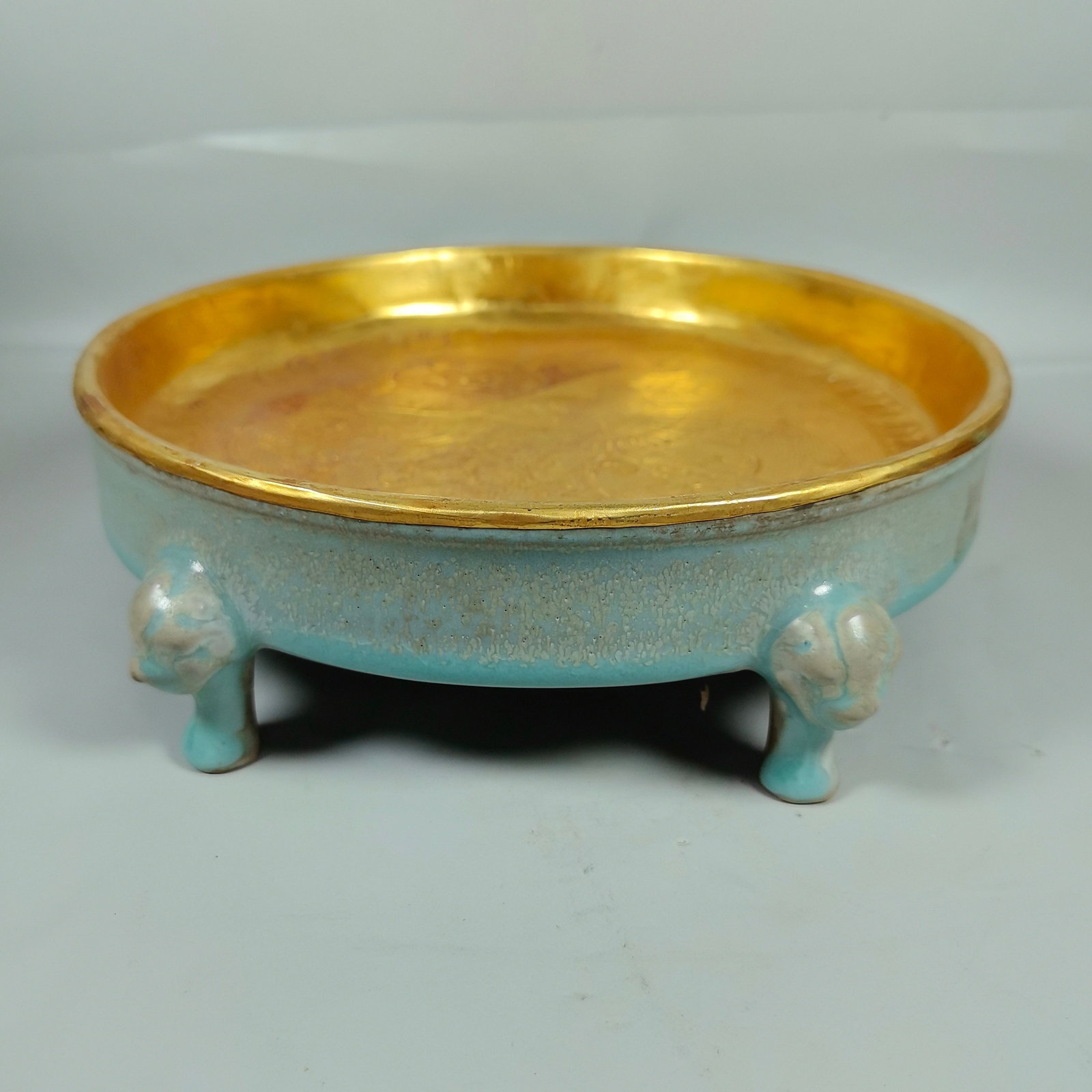 Before the Ming Dynasty, Ru kiln's sky blue glaze was wrapped in gold and washed with three feet: Ru ware sky-blue glaze gold-rimmed tripod washer, warm sky-blue glaze, natural crackle, gold inlaid on inner bottom, gold rim on mouth, three beast feet, elegant glaze color, scholar's elegant vessel.