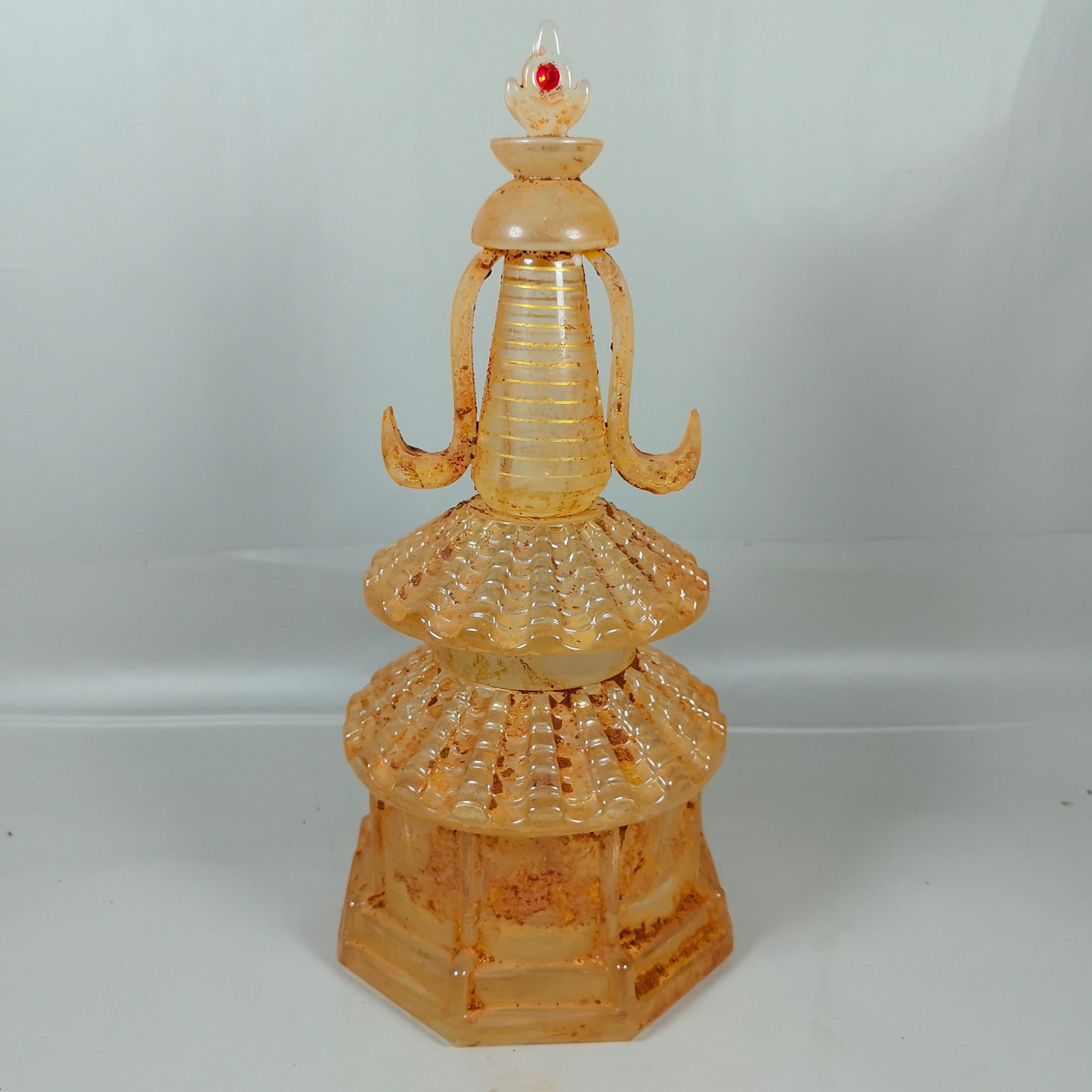 Qing Dynasty Crystal Relic Pagoda: Crystal Buddhist relic stupa, translucent crystal, multi-tiered stupa form, gold-traced stupa body, ruby inlaid on top, with earth patina, solemn and sacred, Buddhist hall ritual vessel. Dimensions: H