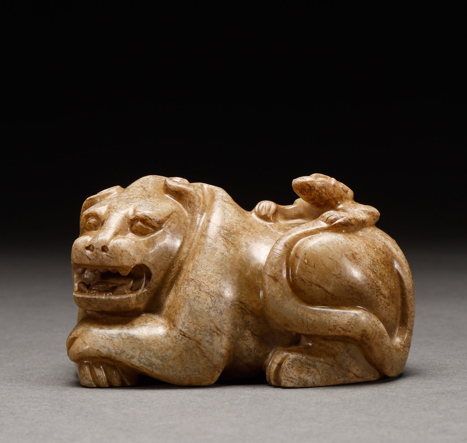 Before the Ming Dynasty, Hotan Jade was decorated by Qinzi Mother Beast (1 of 6)