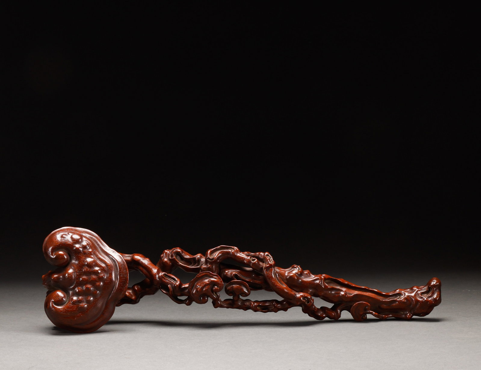 Qing Dynasty wood carving follows the shape and wishes (1 of 9)