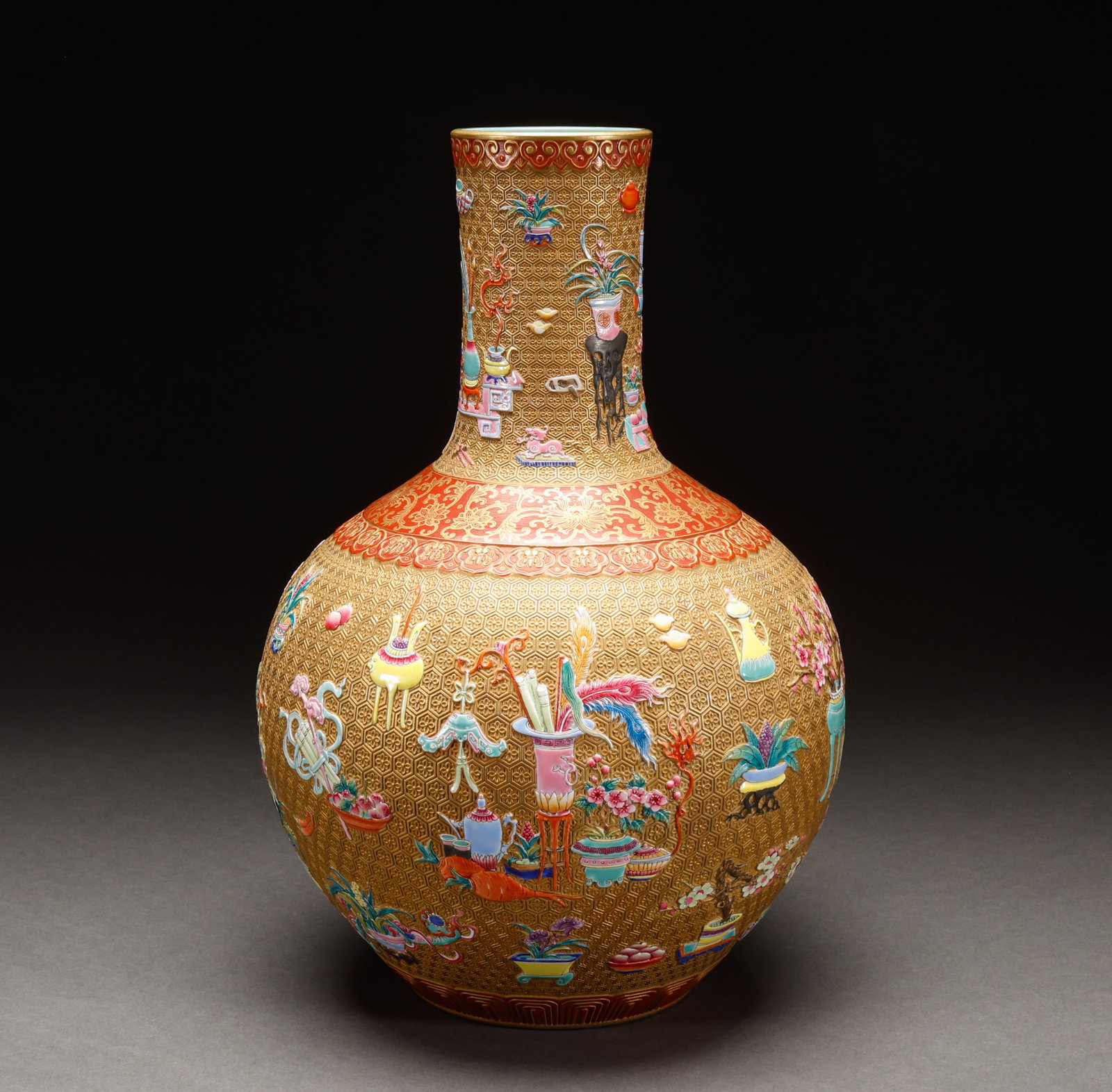 Qing Dynasty Jin Di Fen Cai Diao Ci Bo Gu Wen Tian Qiu Bottle: Gold-ground famille rose carved porcelain antique-pattern celestial sphere vase, vase body with carved porcelain antique offering pattern on gold ground, complex craftsmanship, gorgeous colors. Height
