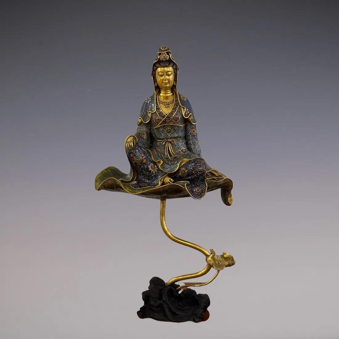 Qing Dynasty bronze tire cloisonn ?? Guanyin: Qing Dynasty copper-body cloisonne Guanyin, heavy copper body, fine cloisonne wirework, full glaze color, gorgeous pattern, brilliant gilding. Height: 80cm, Width: 42cm, Weight: 7850g. A fine example 