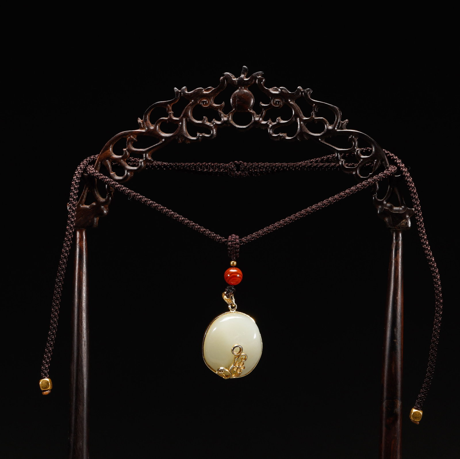 Qing Dynasty Hotan Jade original stone pendant: Qing Dynasty Hetian jade raw stone pendant, white Hetian seed jade boulder pendant with gold-mounted plum blossom decoration, braided cord and wood stand. Height: 3.2cm, Width: 3cm, Weight: 24g.