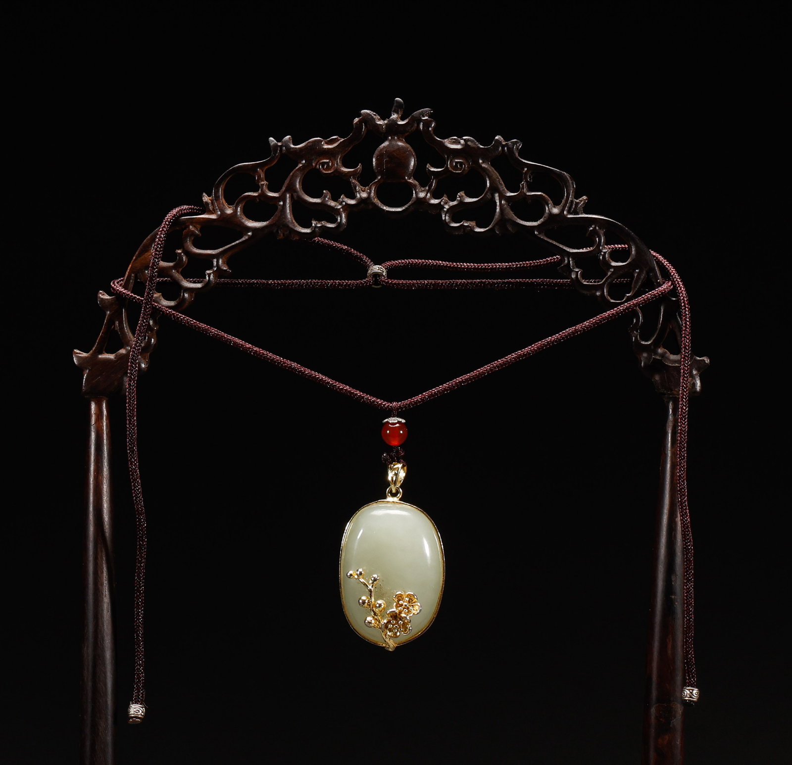 Qing Dynasty Hotan Jade original stone pendant: Qing Dynasty Hetian jade raw stone pendant, green Hetian seed jade boulder pendant with gold-mounted plum blossom decoration, braided cord and wood stand. Height: 3.7cm, Width: 2.7cm, Weight: 28g.
