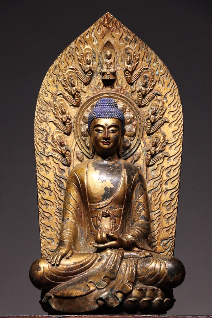 Bronze gilded statue of Shakyamuni Buddha in Qing Dynasty with backlight: Gilt-bronze Sakyamuni Buddha seated statue with mandorla, refined bronze, Buddha seated on lotus seat, earth-touching mudra, holding alms bowl, peach-shaped mandorla carved with transformed Buddhas an